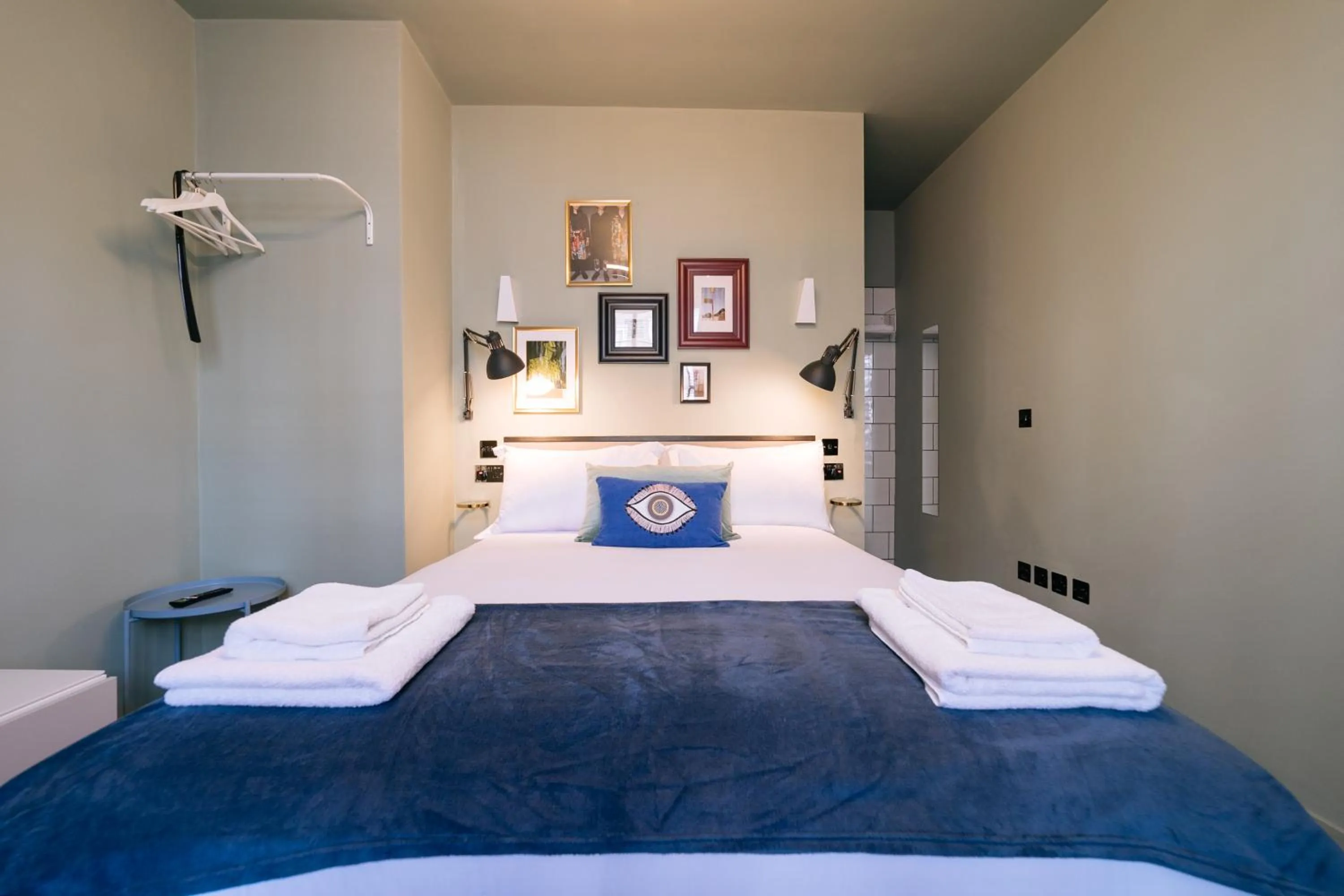 Photo of the whole room, Bed in The Warwick By Nestor