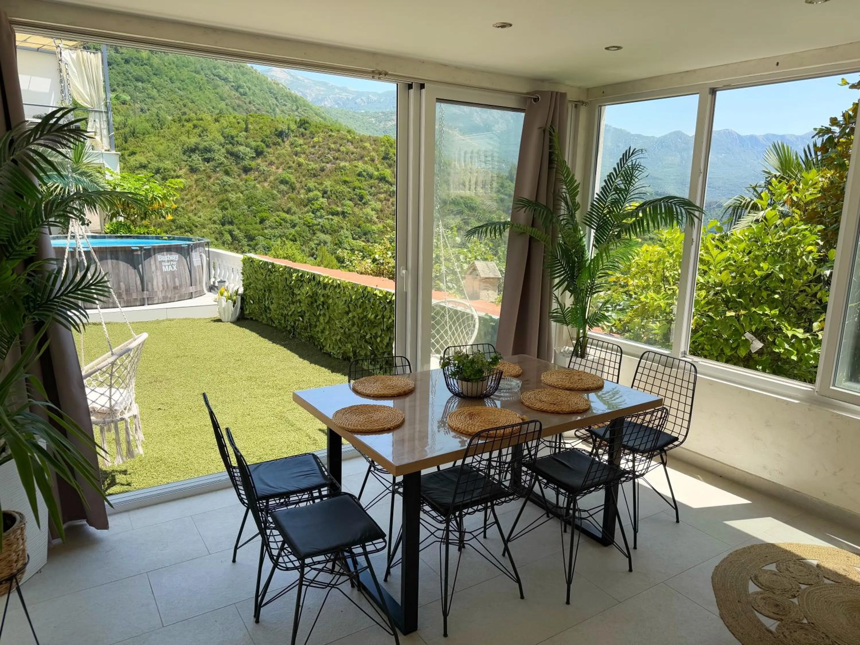 Communal kitchen in Apartmani Avanti Becici