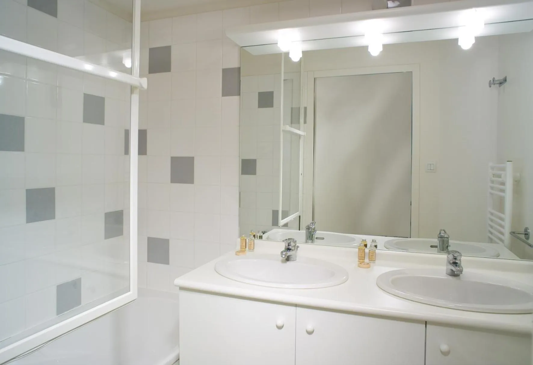Bathroom in Madame Vacances Les Terrasses De La Plage