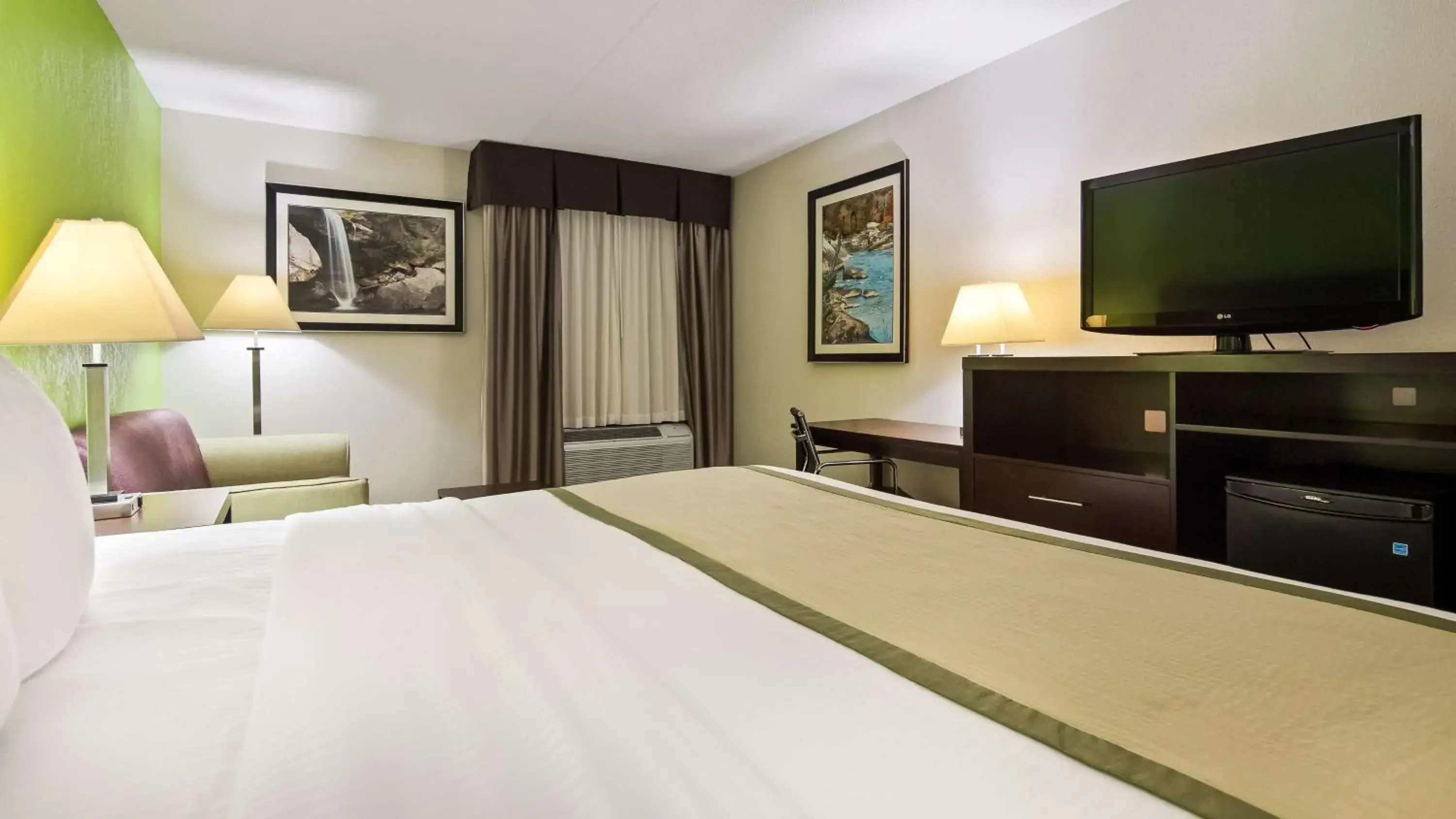 Photo of the whole room, Bed in Best Western Lake Cumberland Inn Photo of the whole room, Bed in Best Western Lake Cumberland Inn