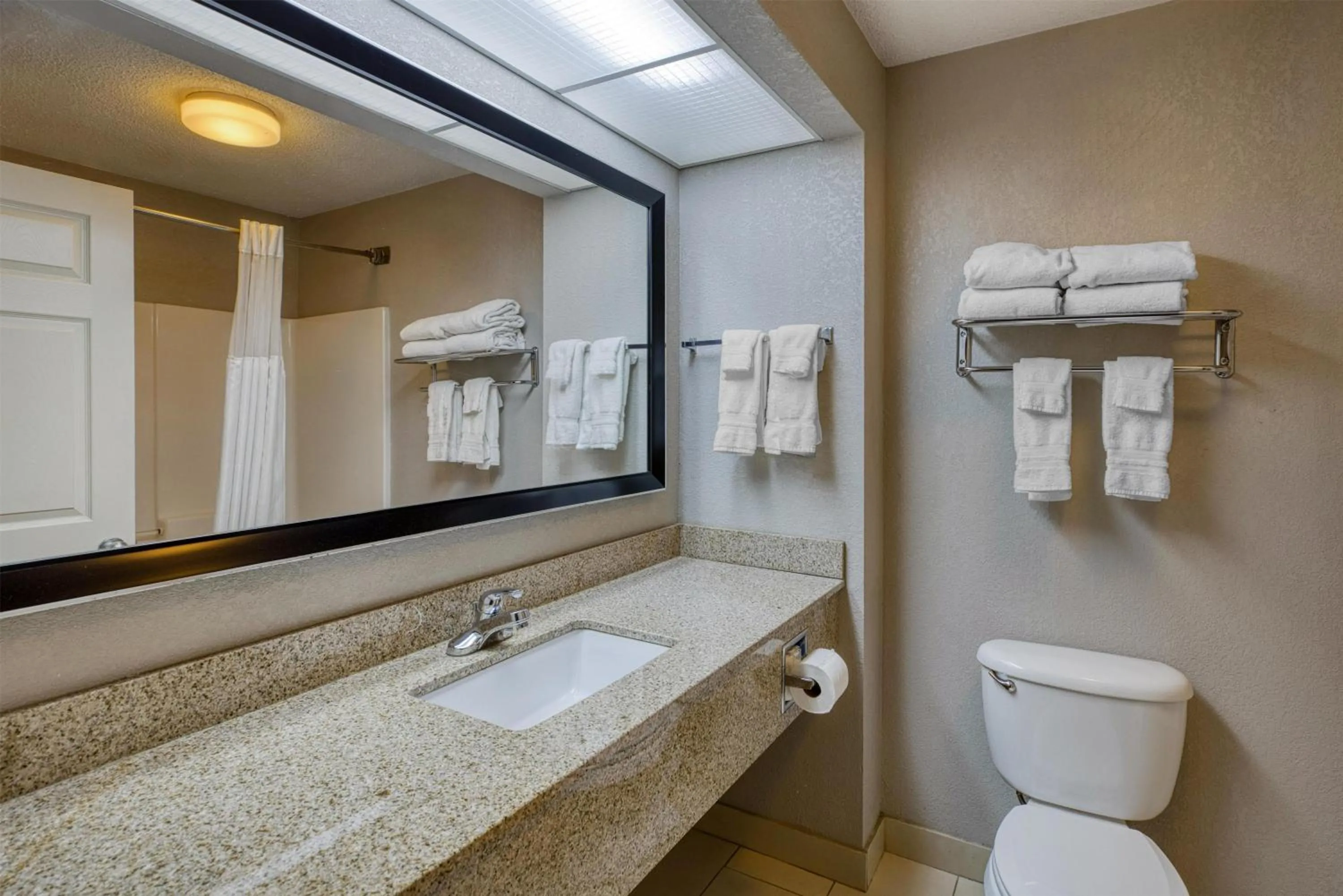 Bathroom in Best Western Lake Cumberland Inn