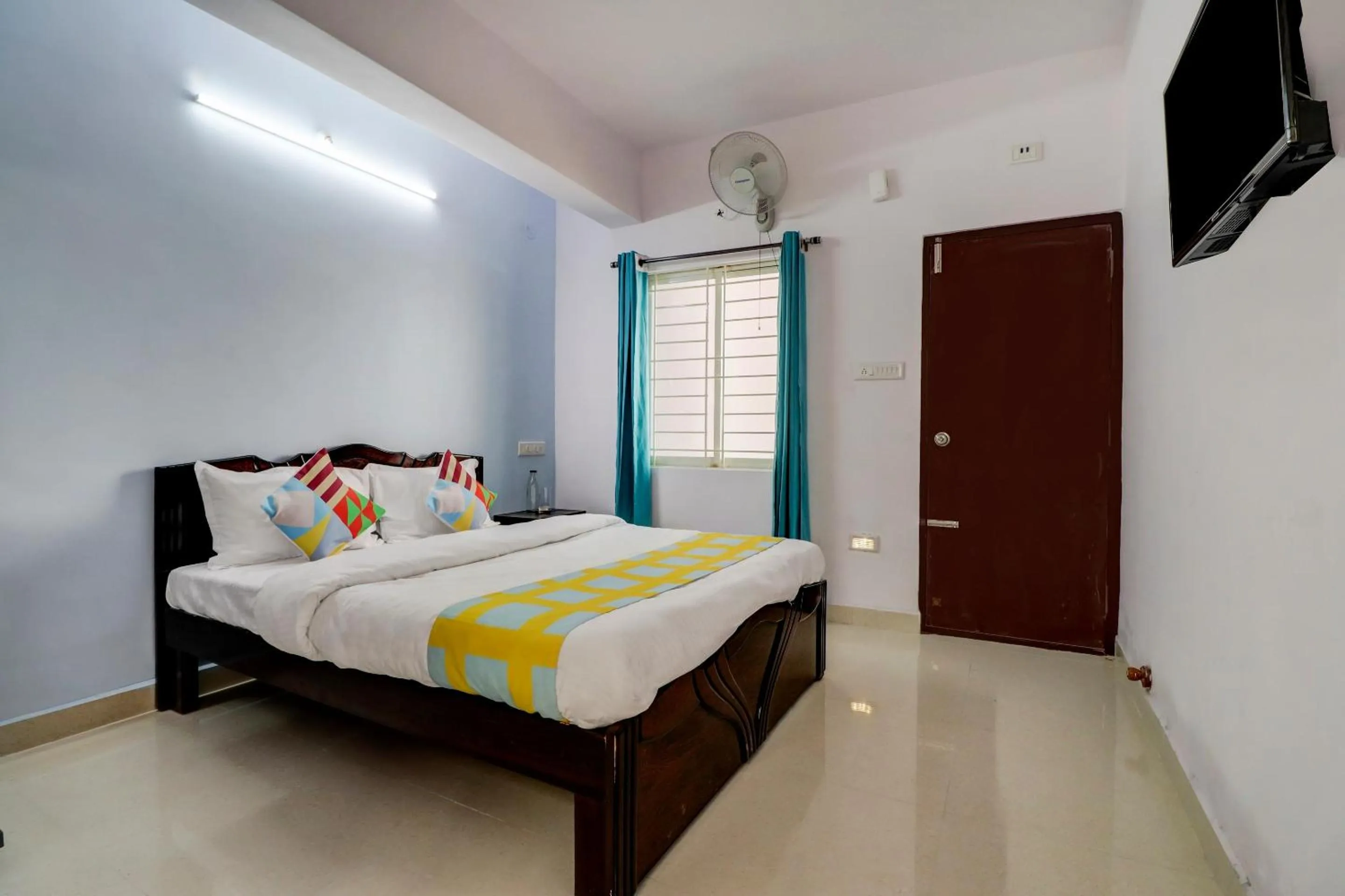 Bedroom, Bed in Hotel O Home Mishra Suites