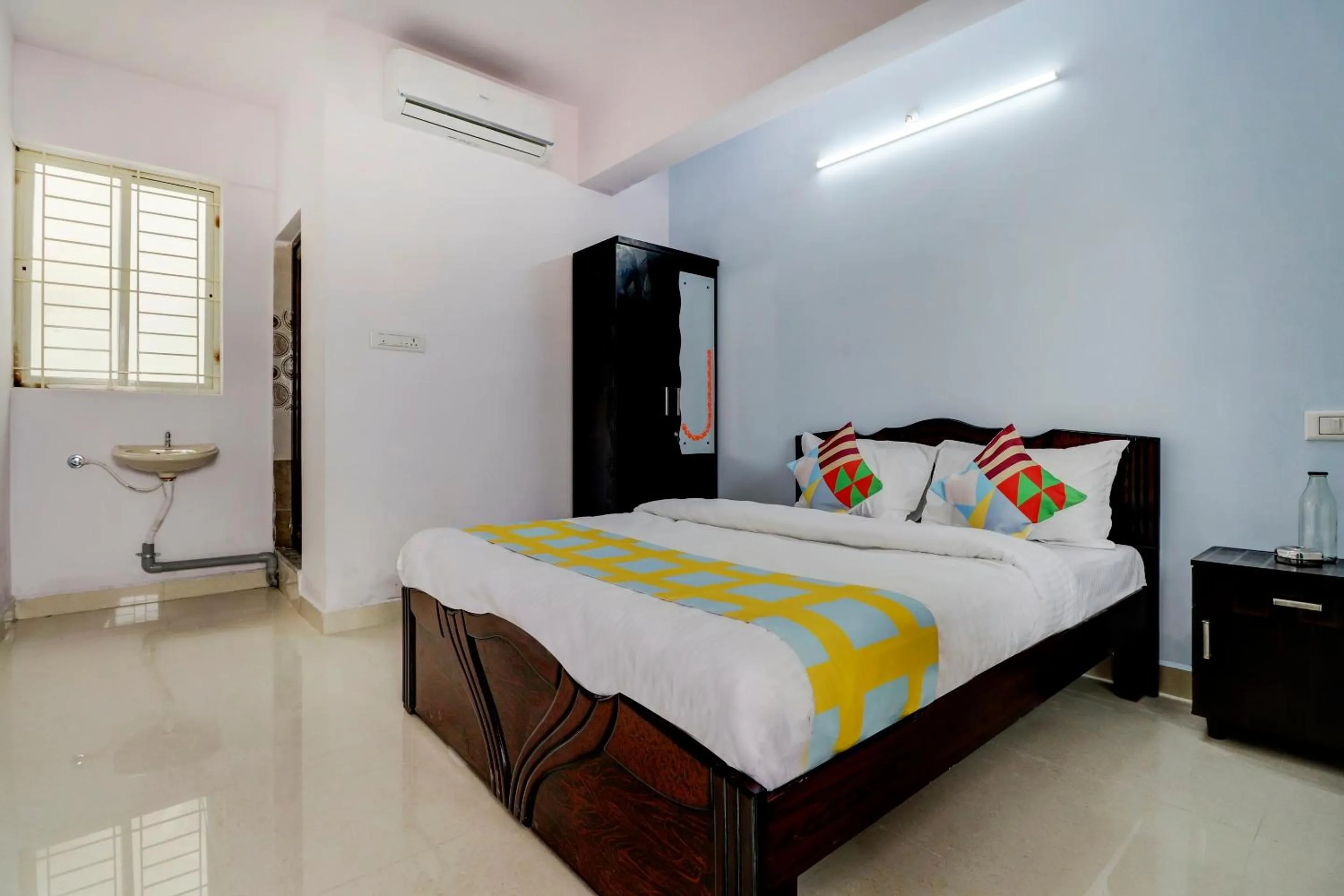 Bedroom, Bed in Hotel O Home Mishra Suites