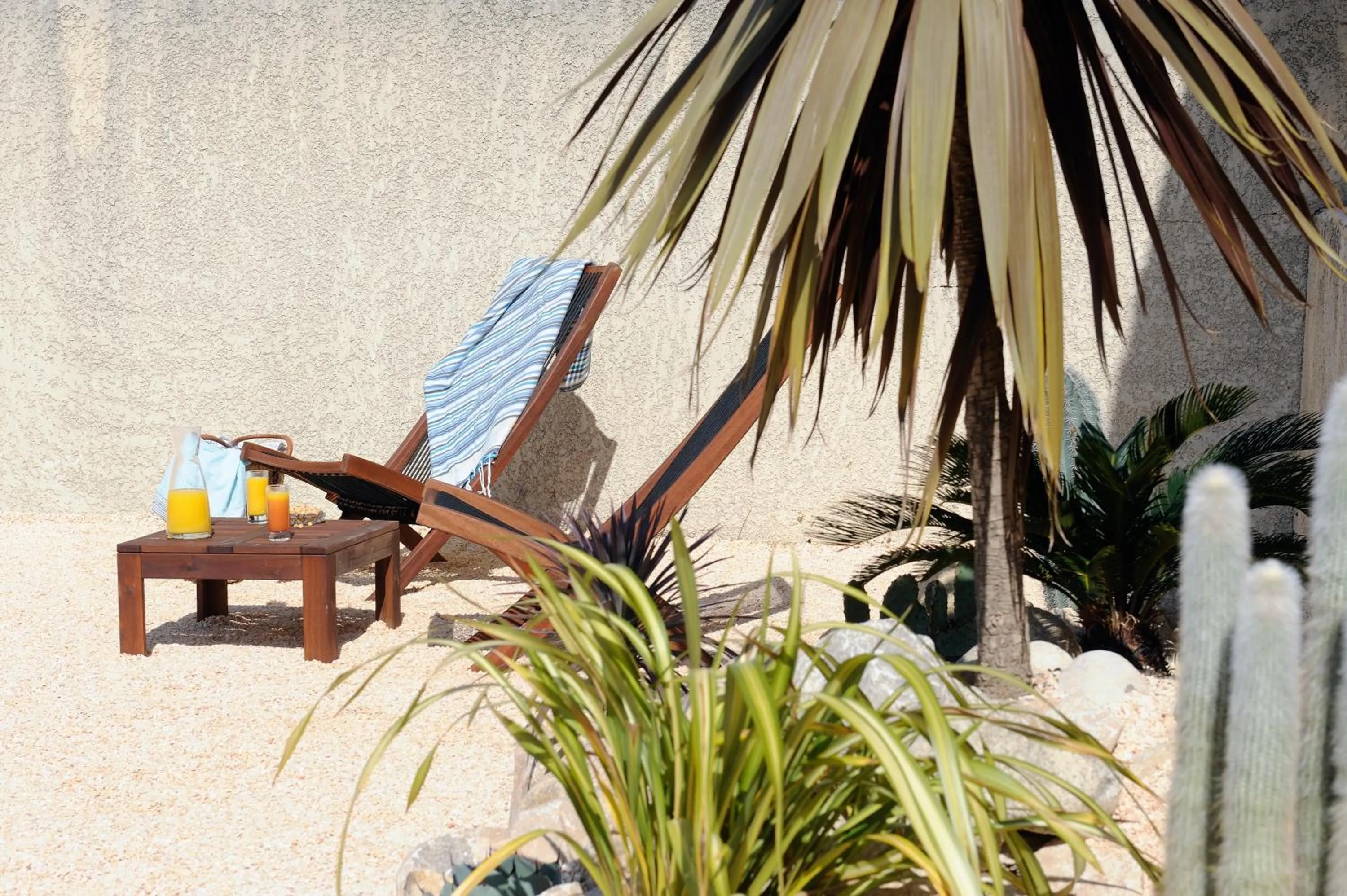 Patio in Hôtel Les Mimosas