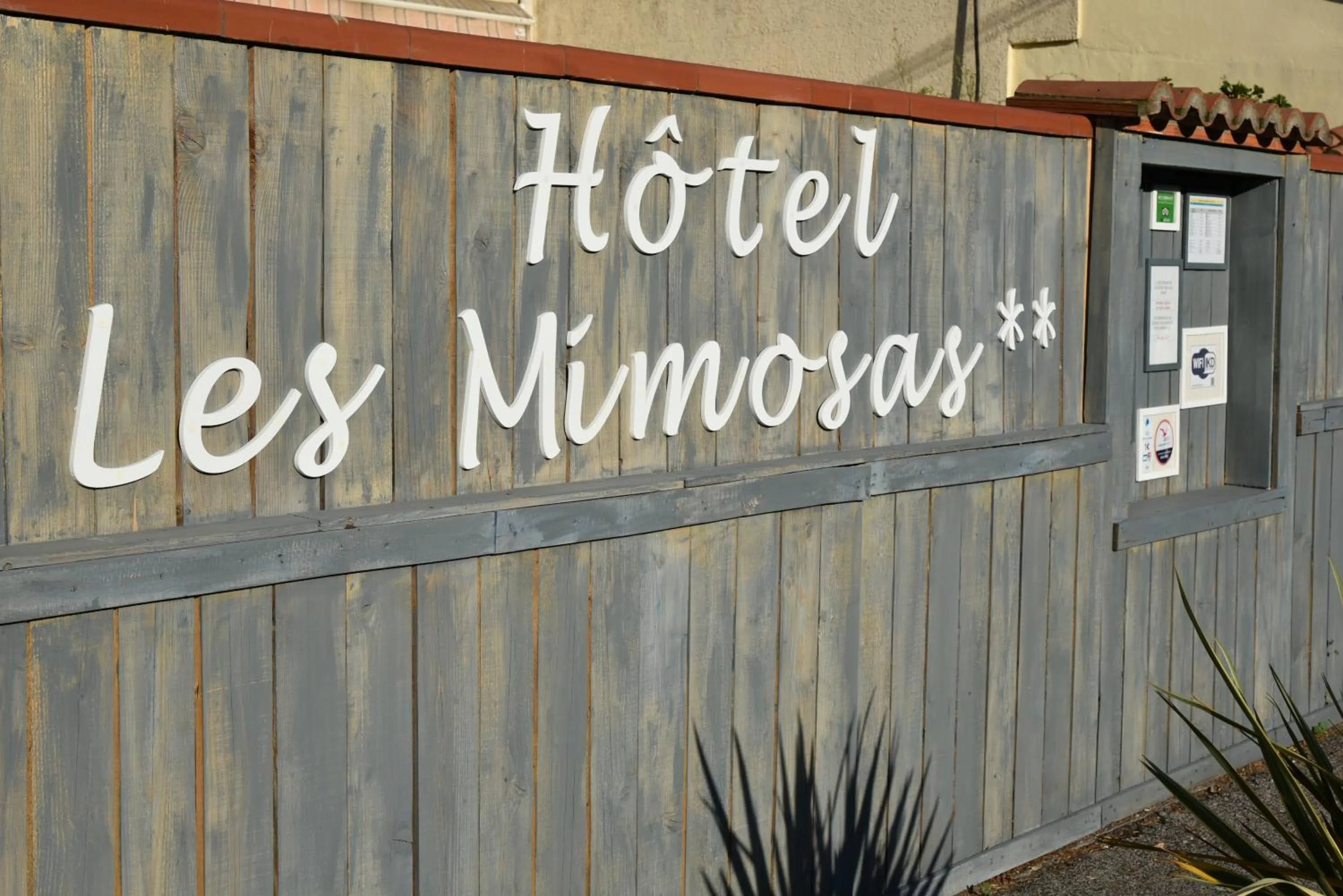 Facade/entrance in Hôtel Les Mimosas