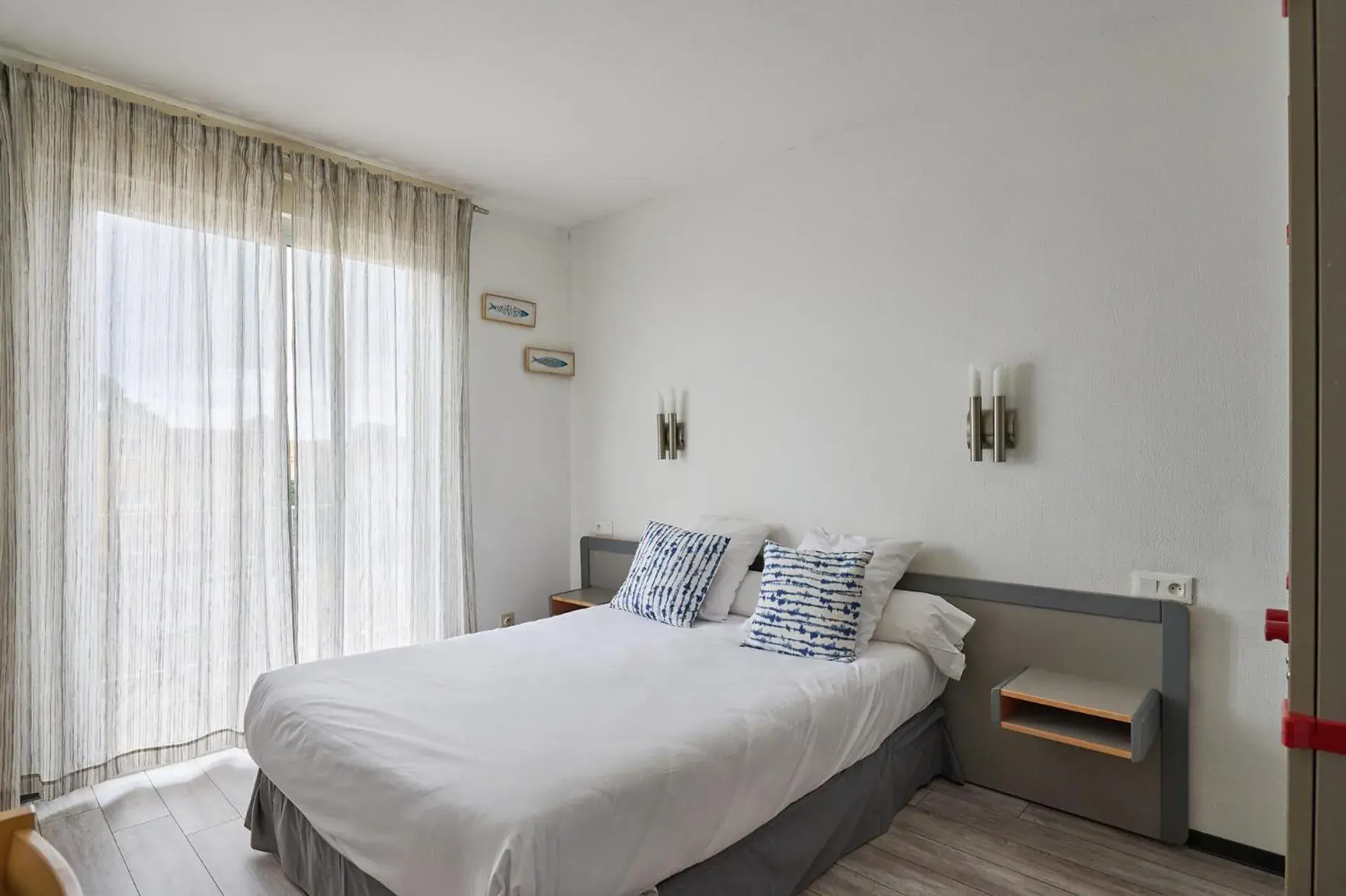 Comfort Double Room with Balcony and Air Conditioning - Courtyard side in Hôtel Les Mimosas Comfort Double Room with Balcony and Air Conditioning - Courtyard side in Hôtel Les Mimosas