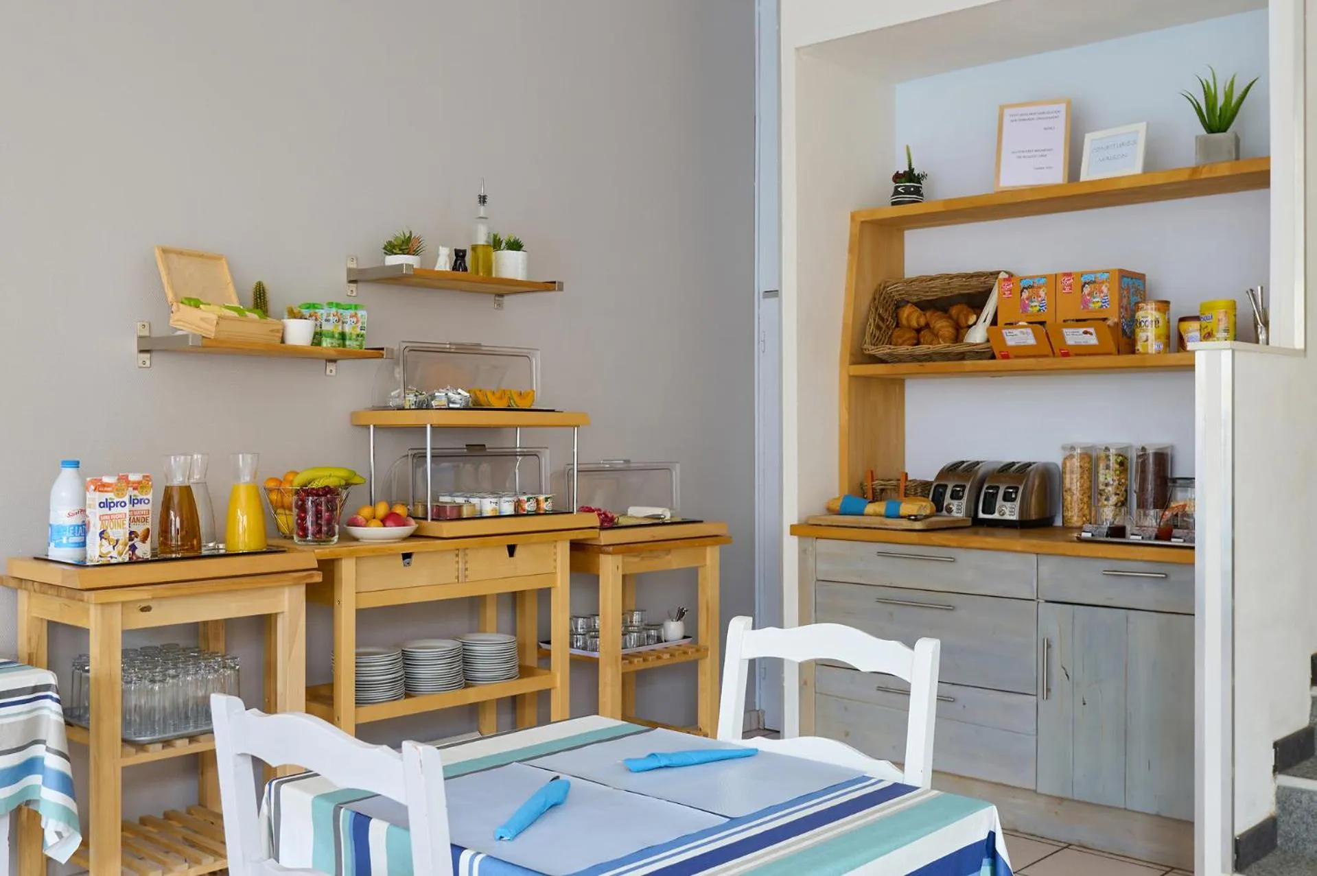 Breakfast in Hôtel Les Mimosas