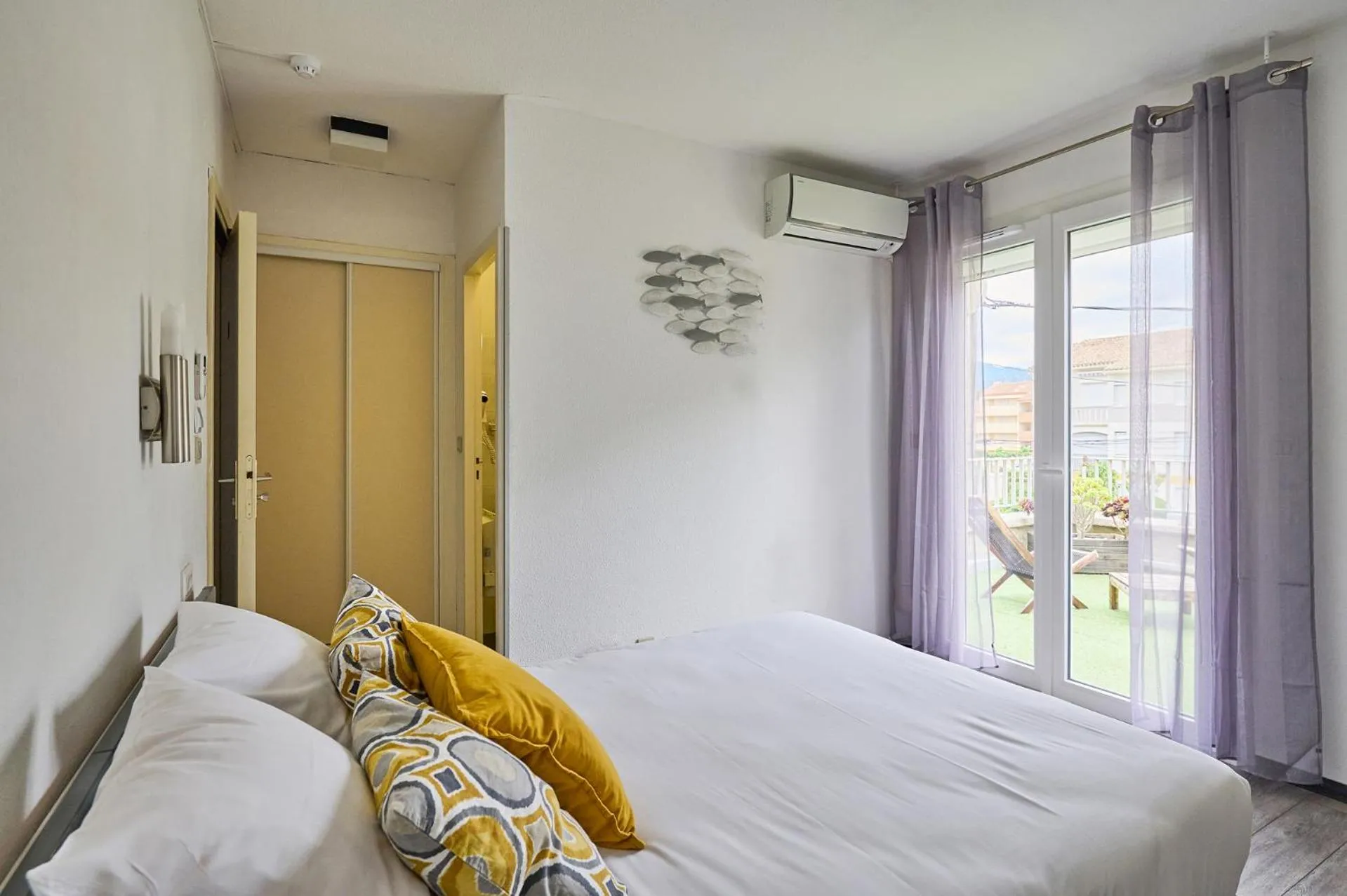 Bedroom in Hôtel Les Mimosas