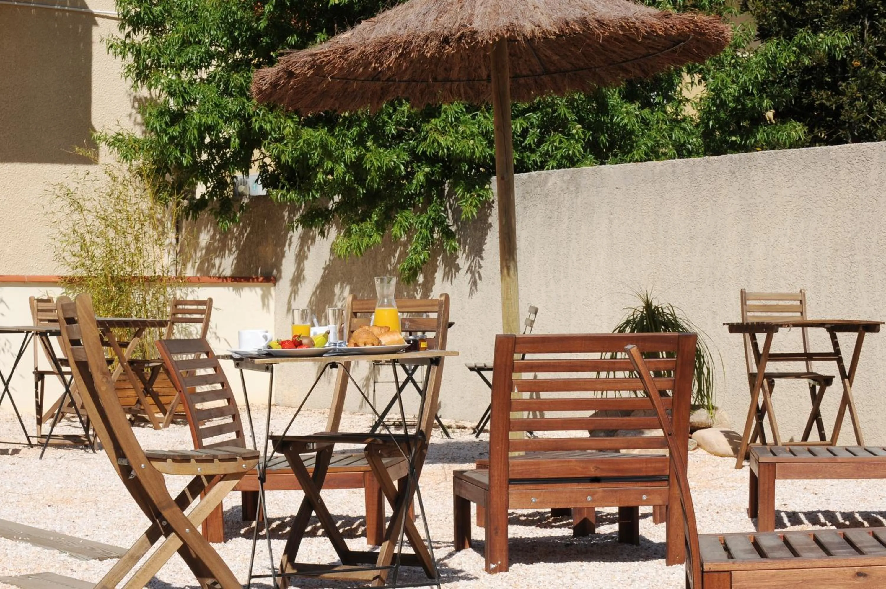 Patio in Hôtel Les Mimosas