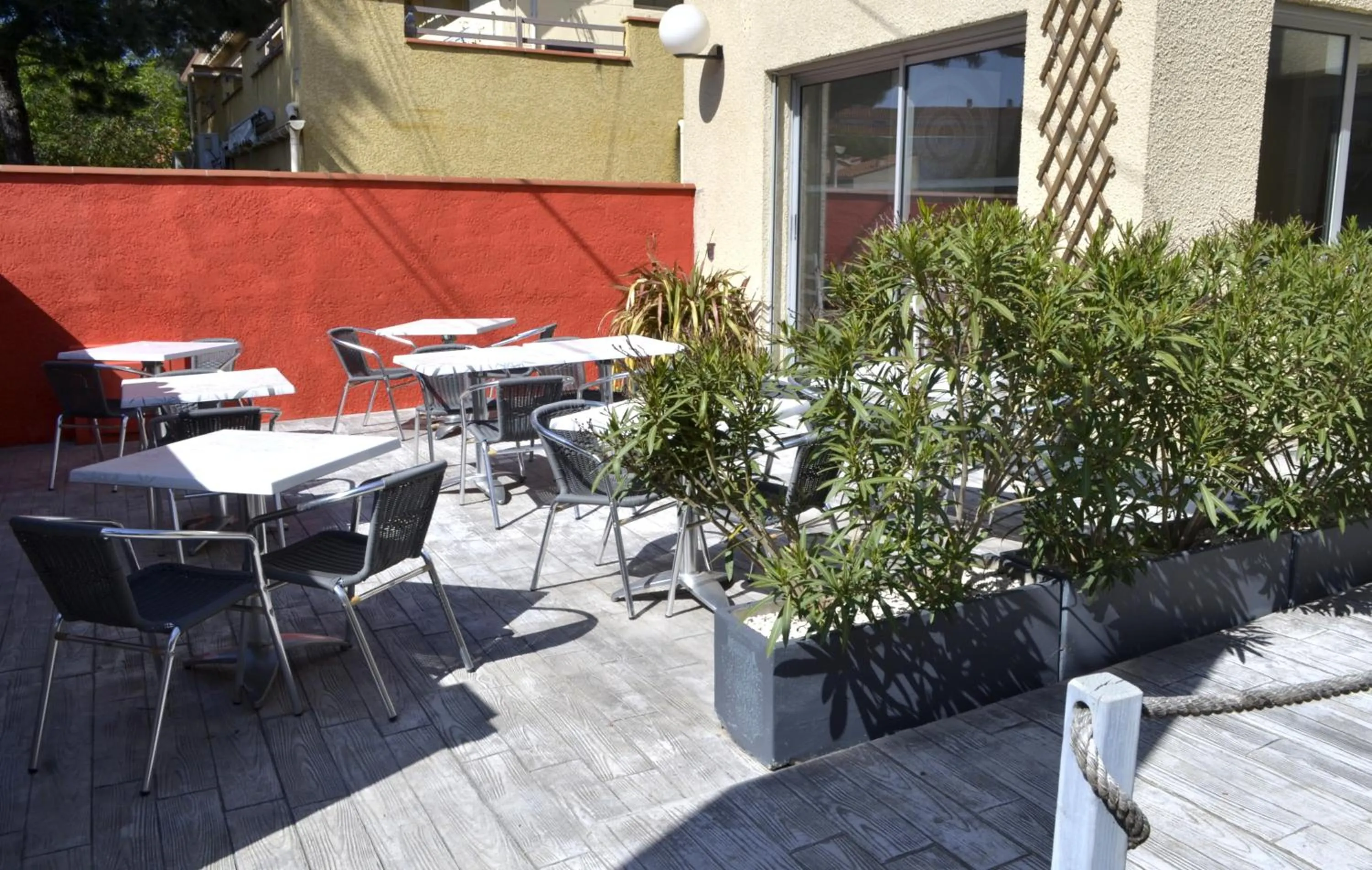Patio in Hôtel Les Mimosas