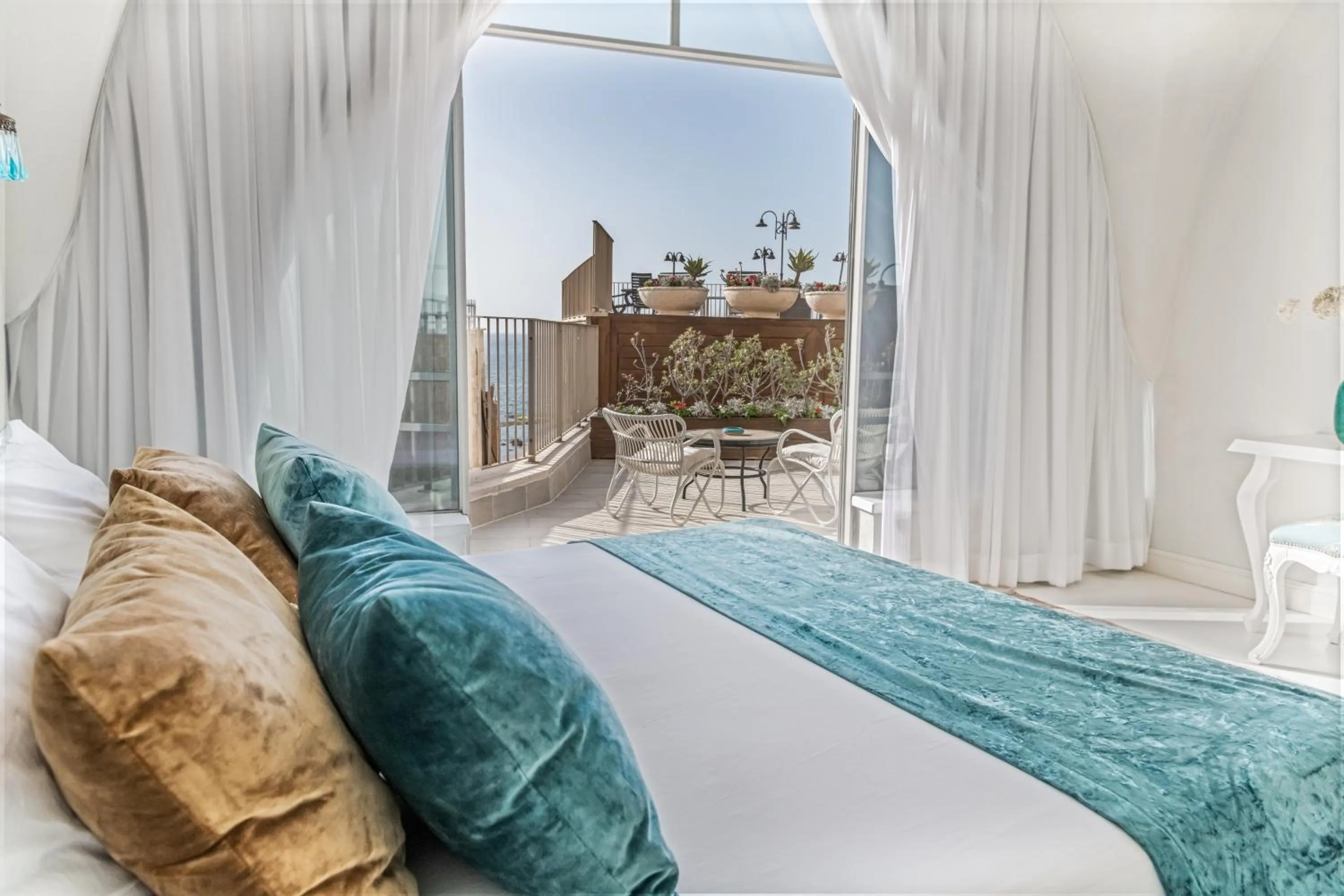 Patio, Bed in Casa Nova - Luxury Suites & Boutique Apart-Hotel