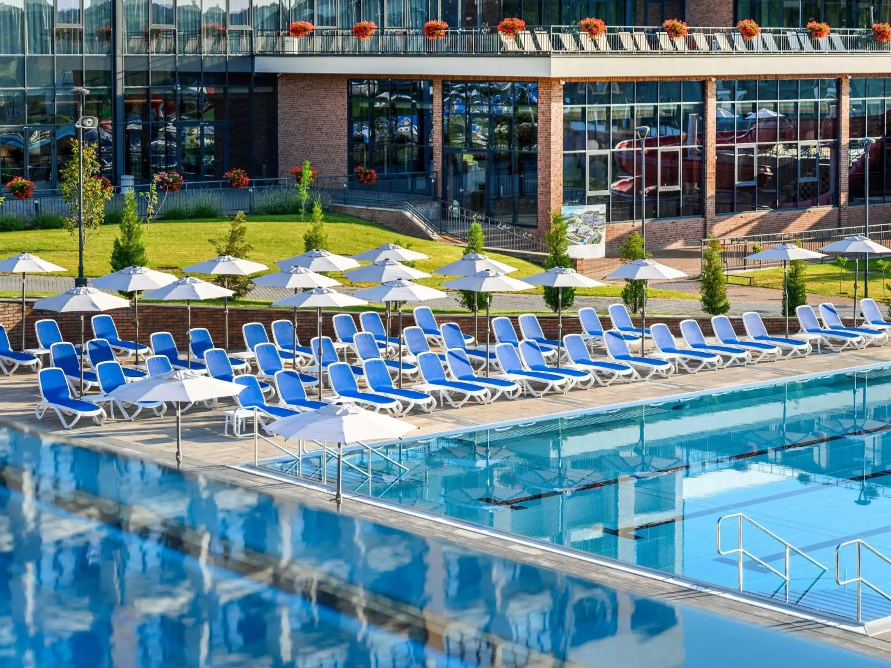 Pool view in Movenpick Resort and Spa Fruske Terme Pool view in Movenpick Resort and Spa Fruske Terme