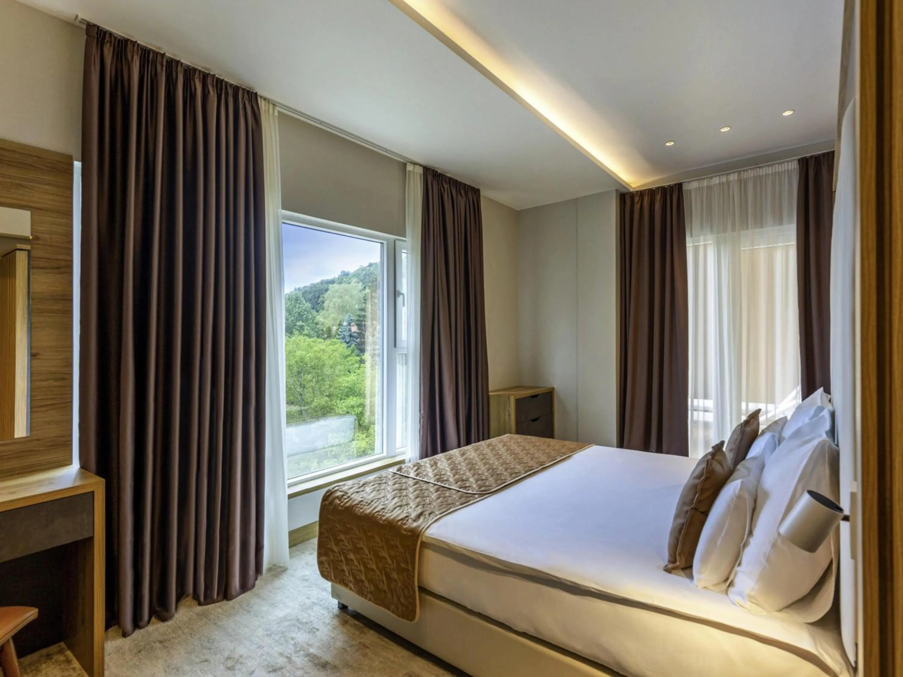 Bedroom, Bed in Movenpick Resort and Spa Fruske Terme