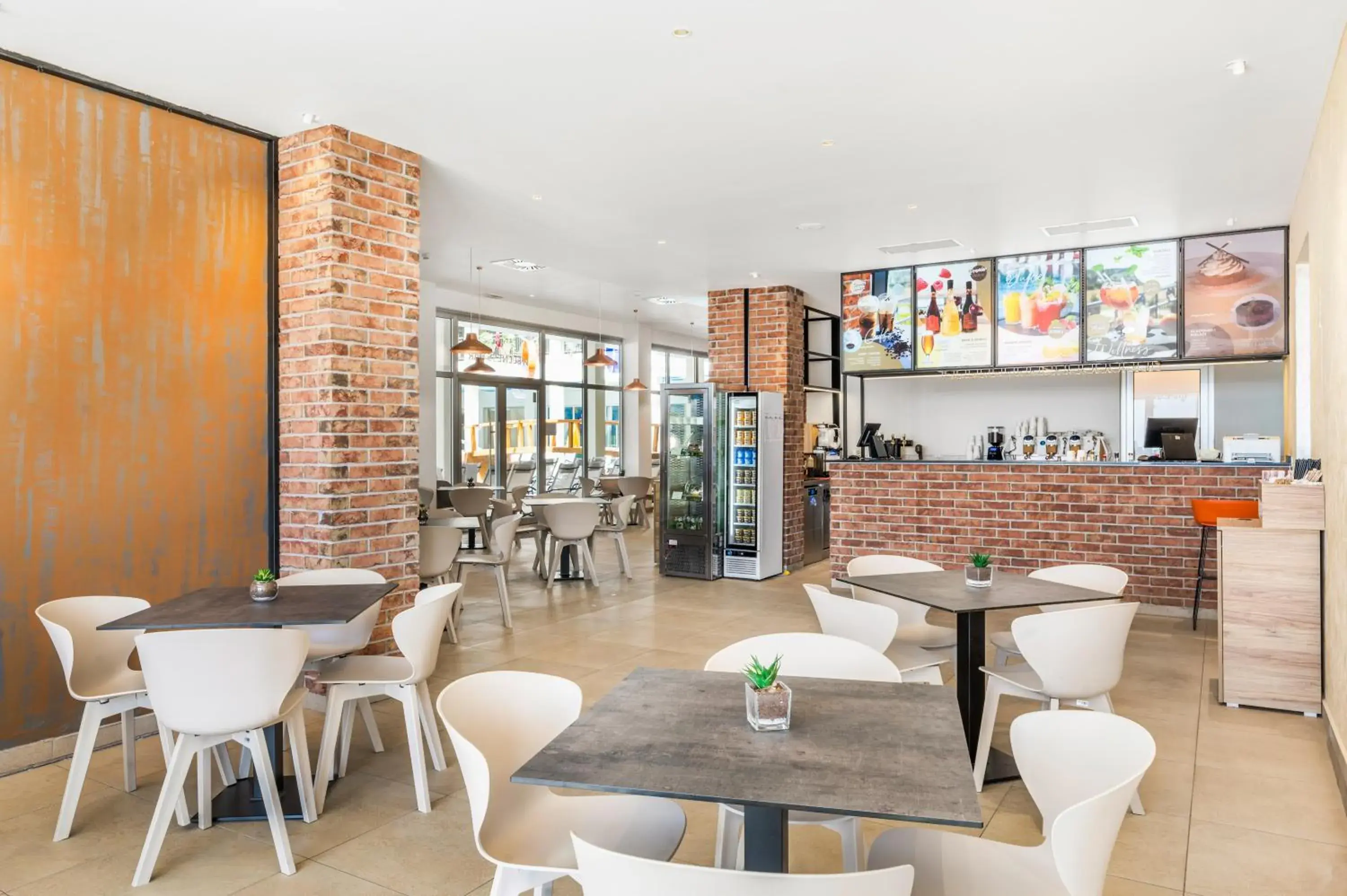 Lounge or bar in Movenpick Resort and Spa Fruske Terme Lounge or bar in Movenpick Resort and Spa Fruske Terme