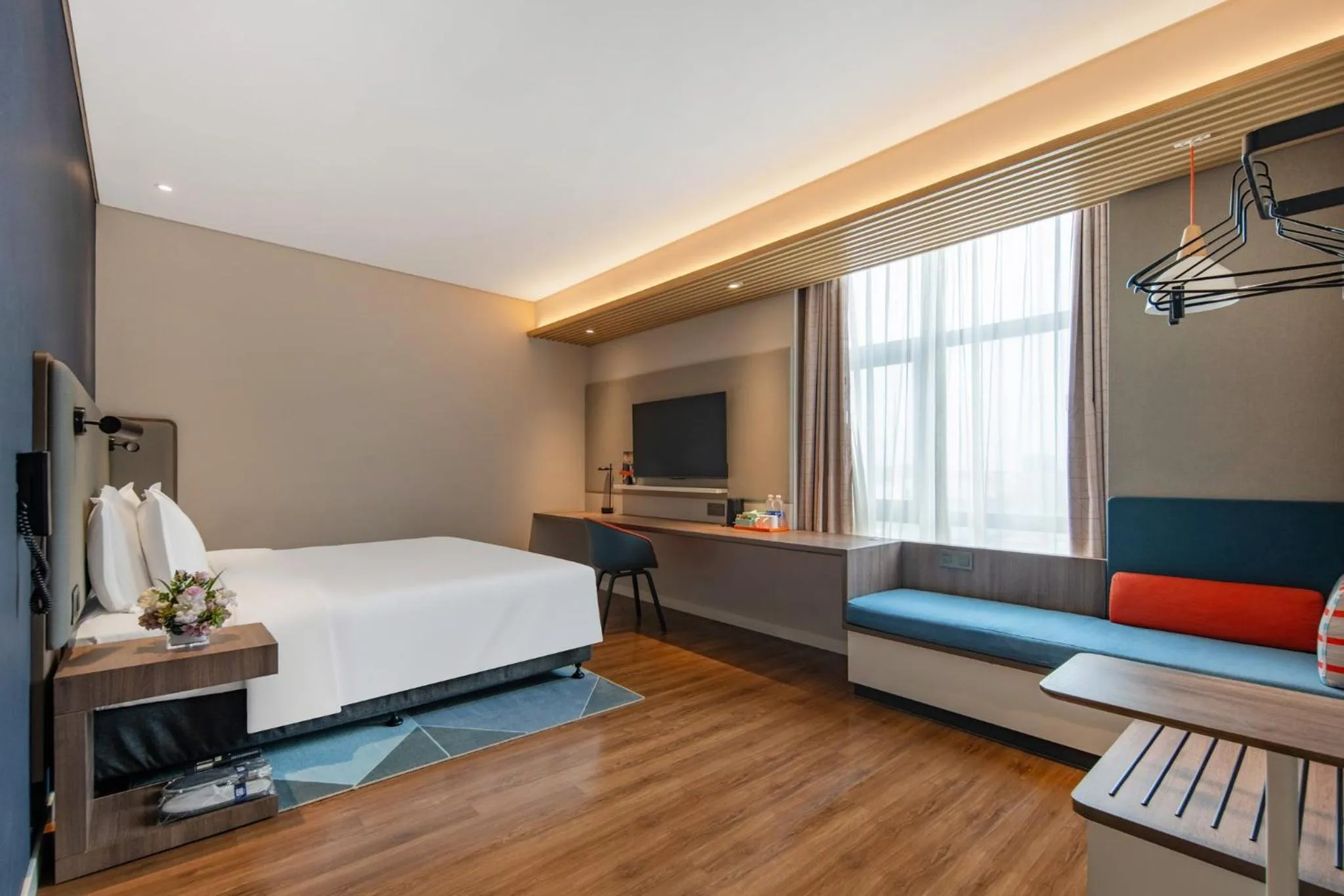 Photo of the whole room, Bed in Holiday Inn Express Shanghai Hongqiao North by IHG