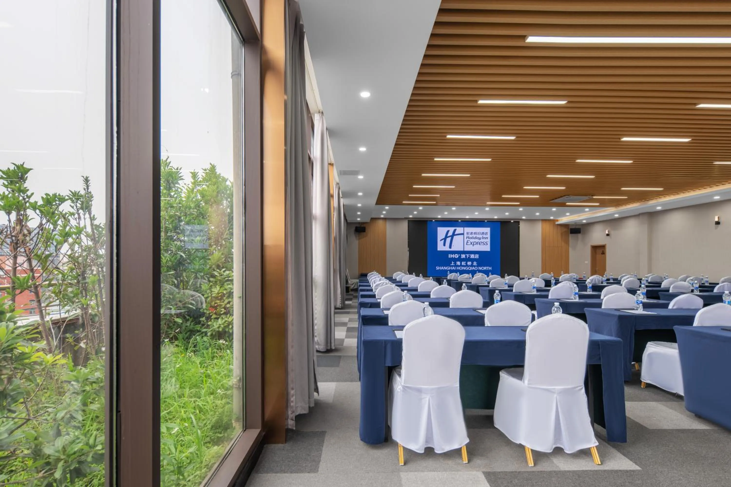 Meeting/conference room in Holiday Inn Express Shanghai Hongqiao North by IHG