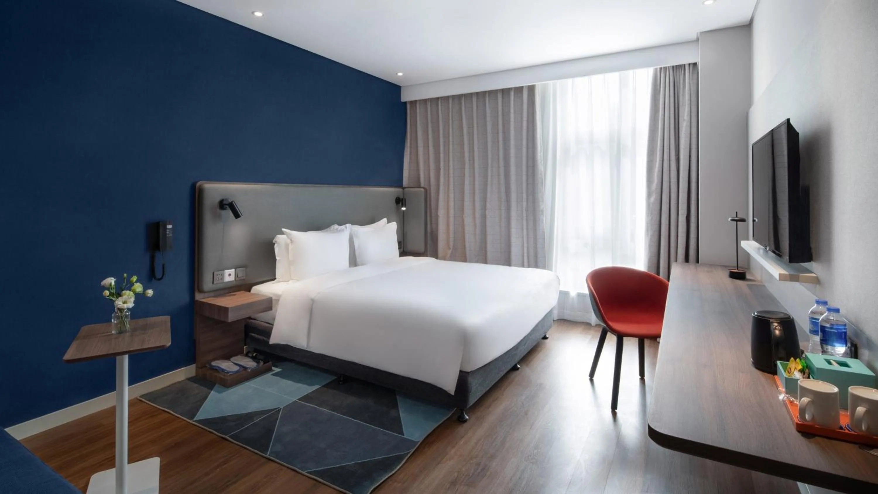 Photo of the whole room, Bed in Holiday Inn Express Shanghai Hongqiao North by IHG