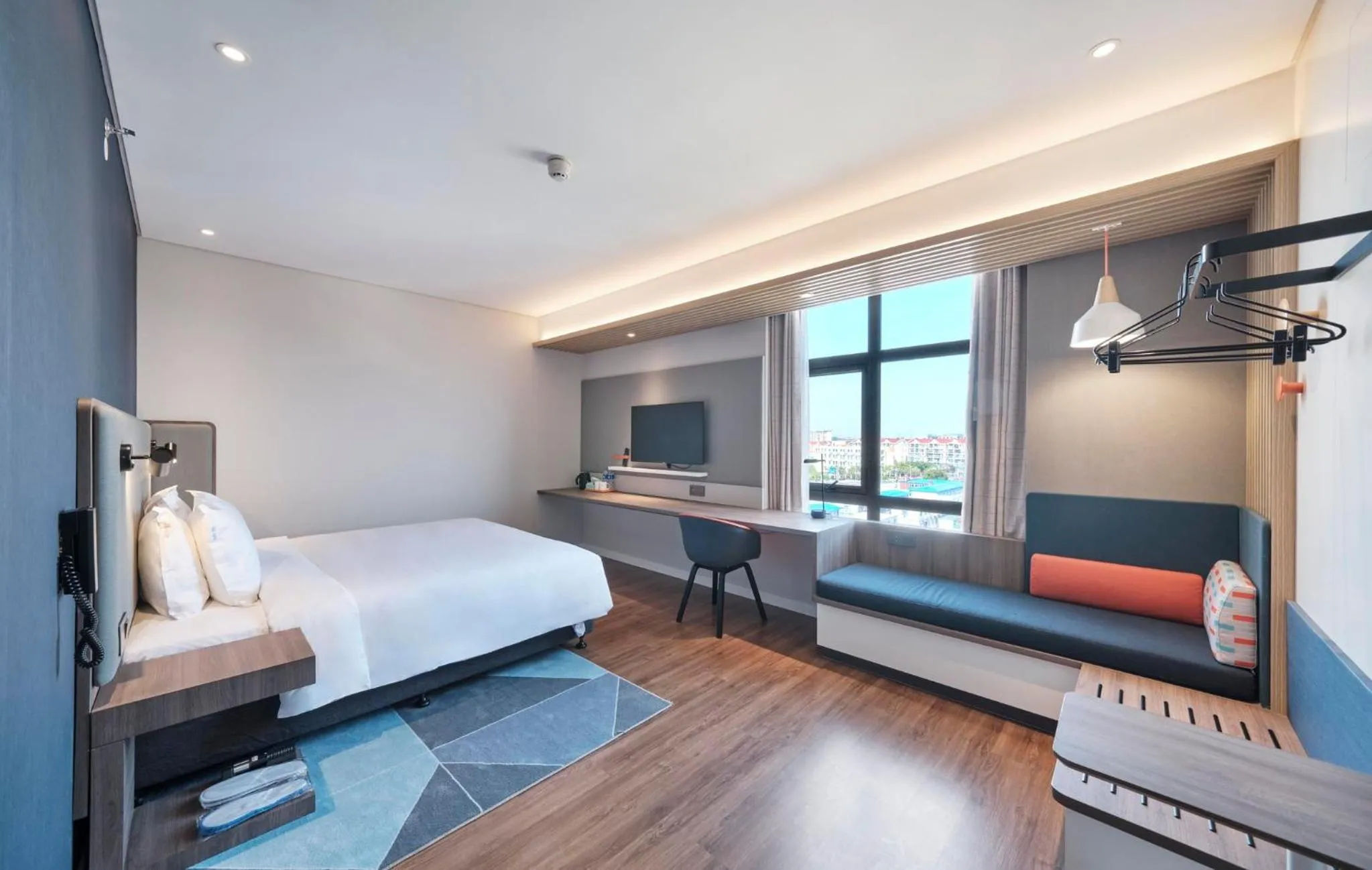 Photo of the whole room, Bed in Holiday Inn Express Shanghai Hongqiao North by IHG