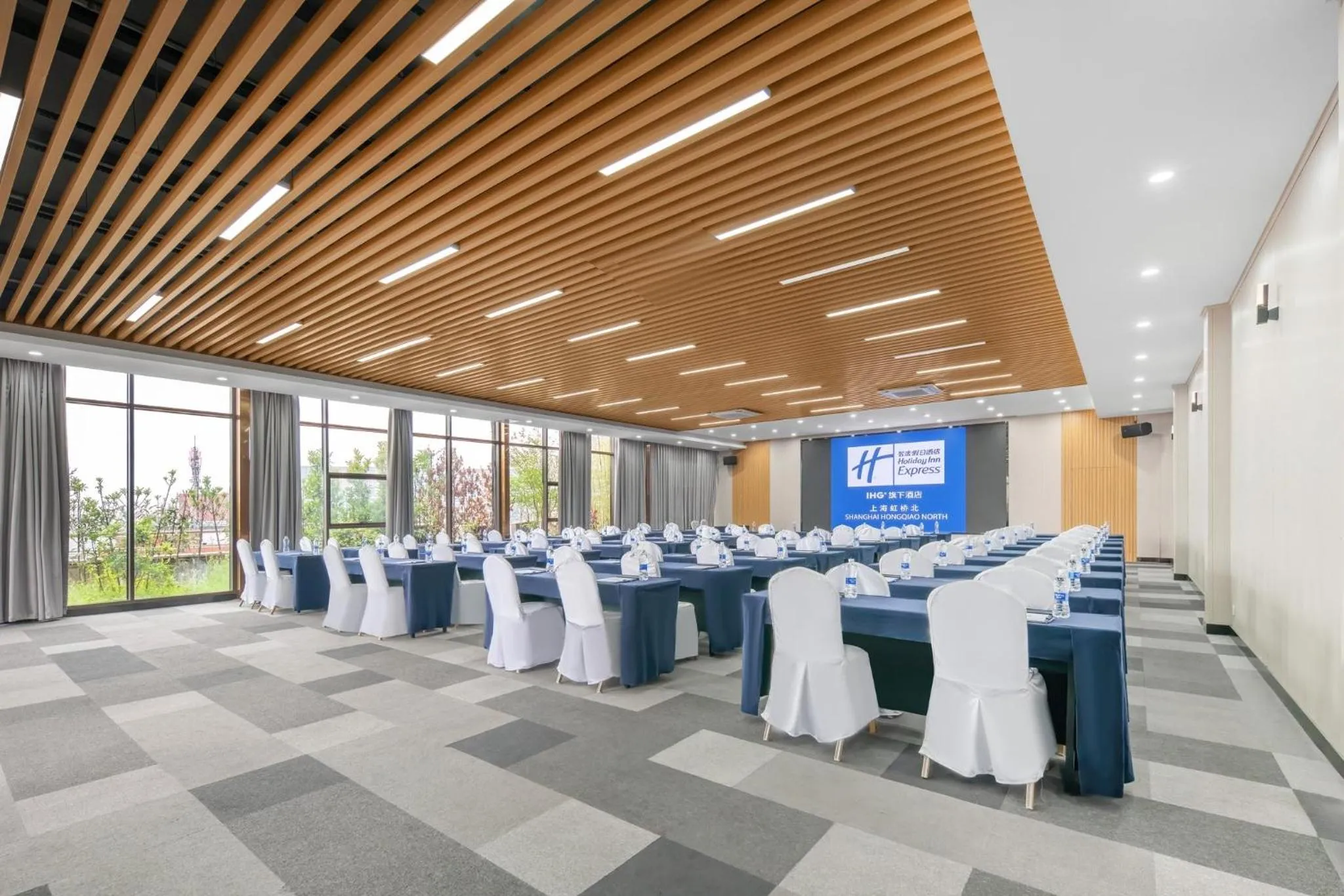 Meeting/conference room in Holiday Inn Express Shanghai Hongqiao North by IHG
