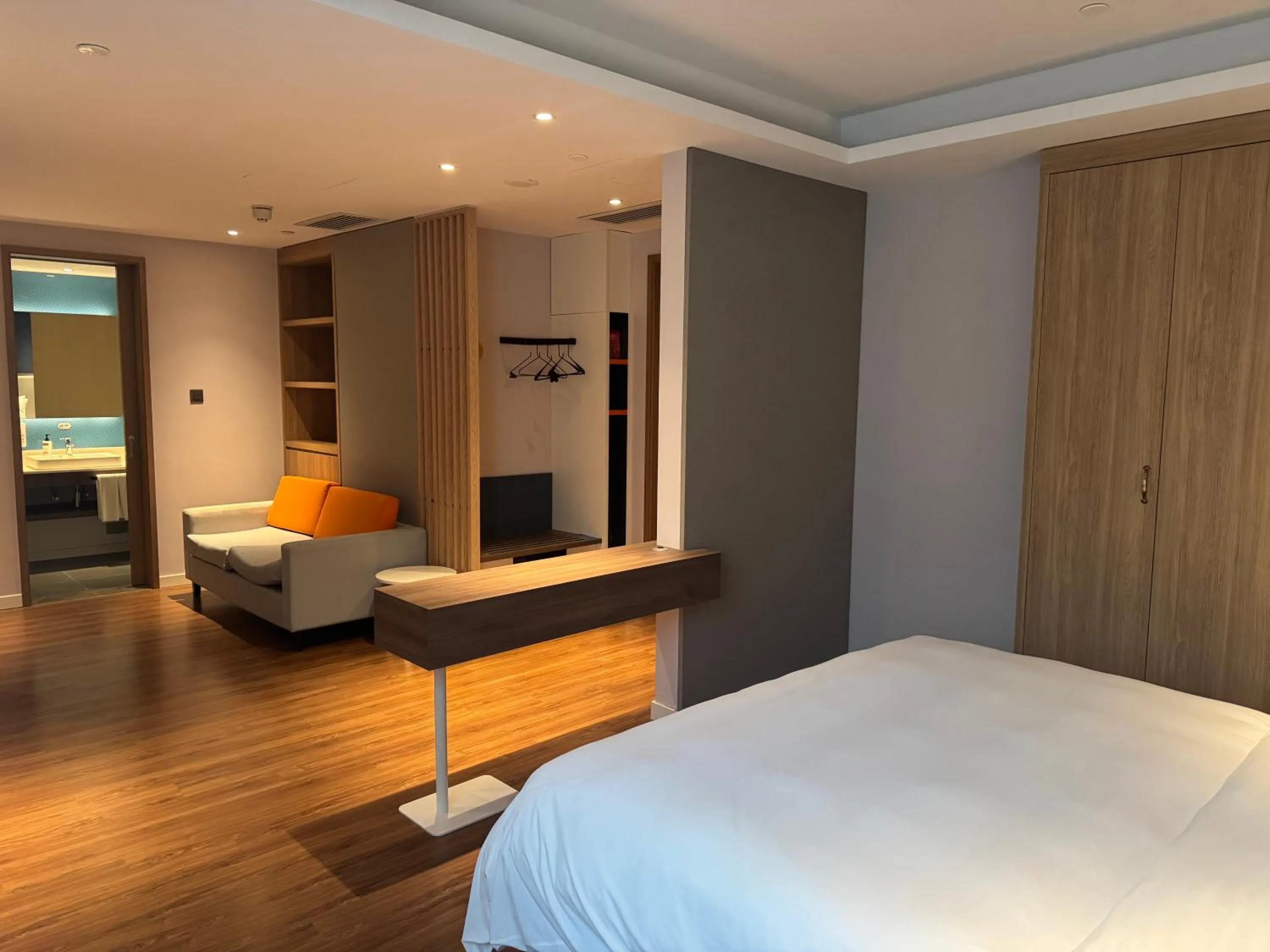 Bedroom, Bed in Holiday Inn Express Shanghai Hongqiao North by IHG