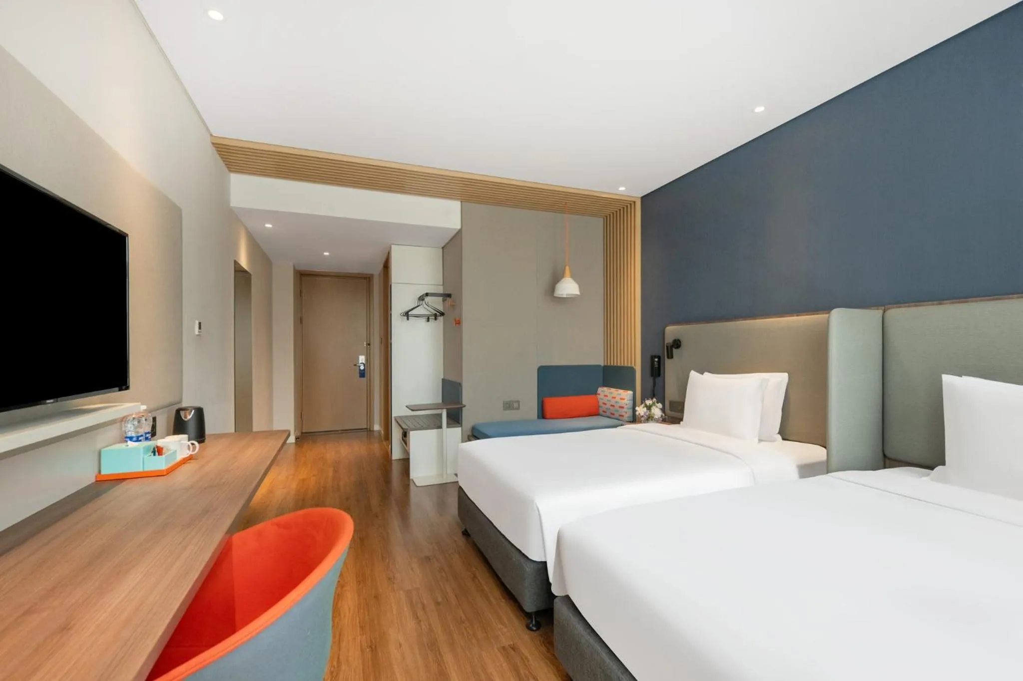 Photo of the whole room, Bed in Holiday Inn Express Shanghai Hongqiao North by IHG