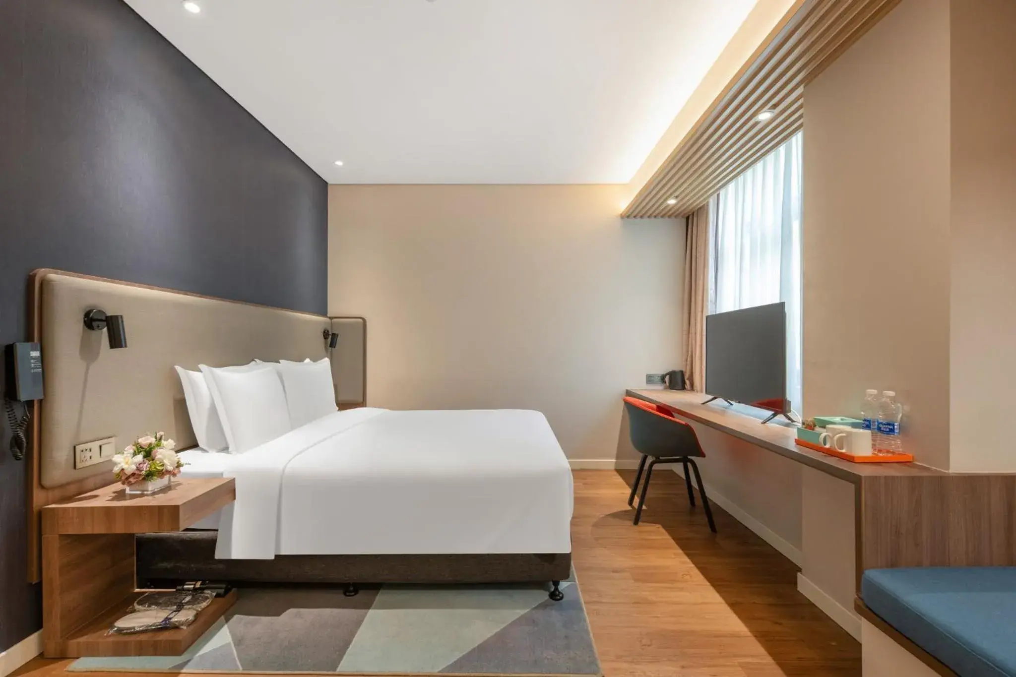 Photo of the whole room, Bed in Holiday Inn Express Shanghai Hongqiao North by IHG Photo of the whole room, Bed in Holiday Inn Express Shanghai Hongqiao North by IHG