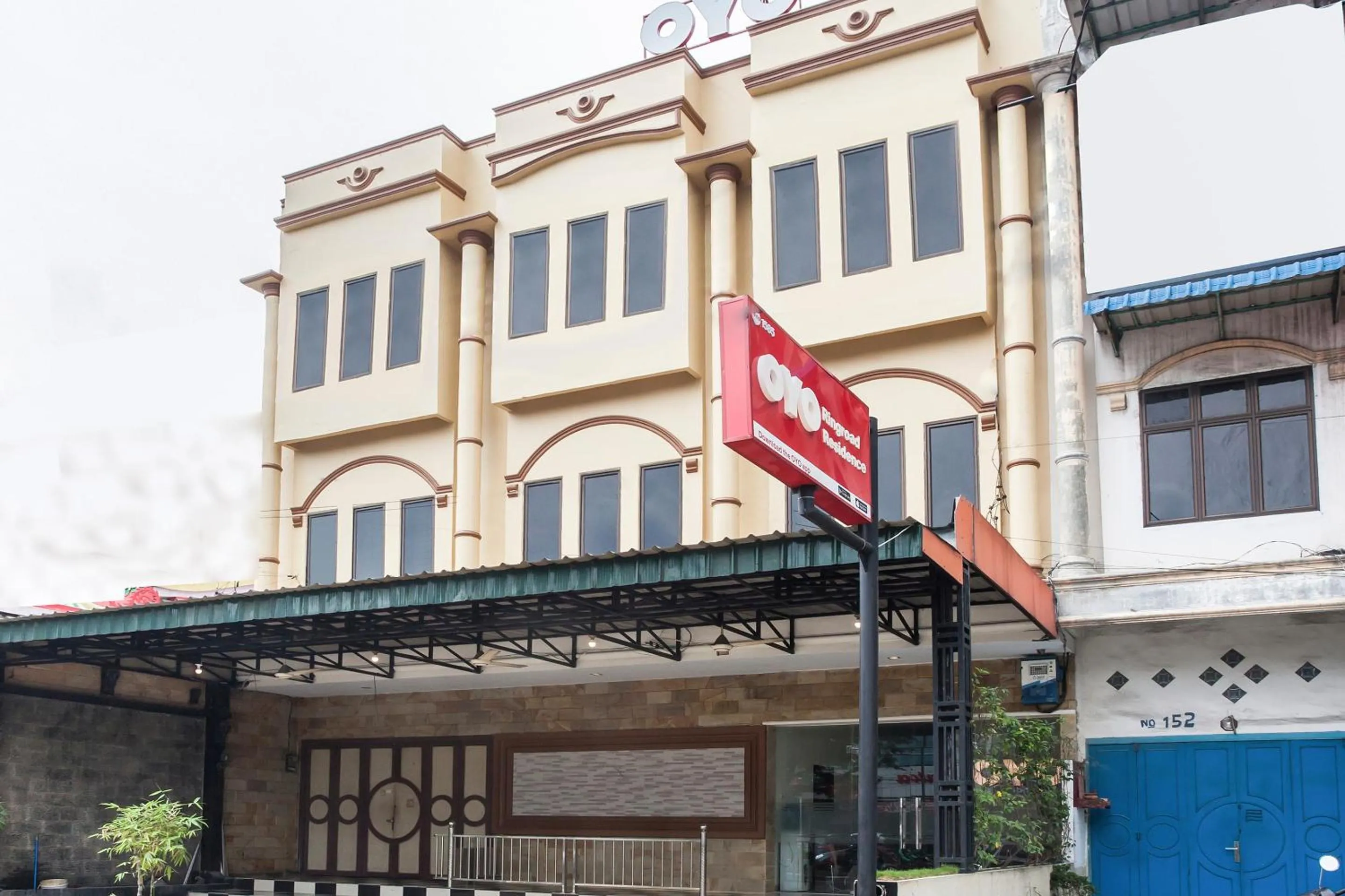 Facade/entrance in Capital O 1585 Ring Road Residence