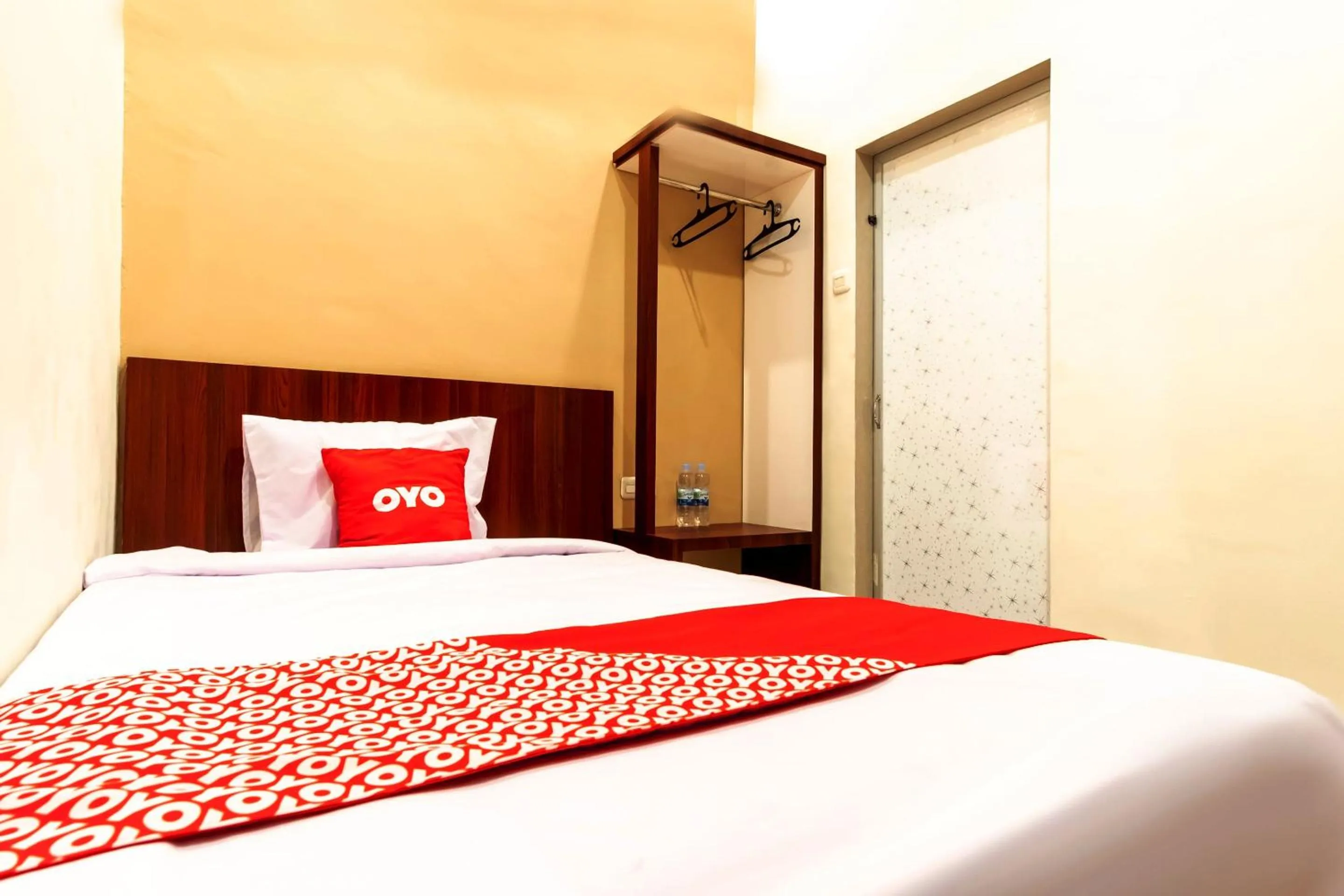 Bedroom, Bed in Capital O 1585 Ring Road Residence