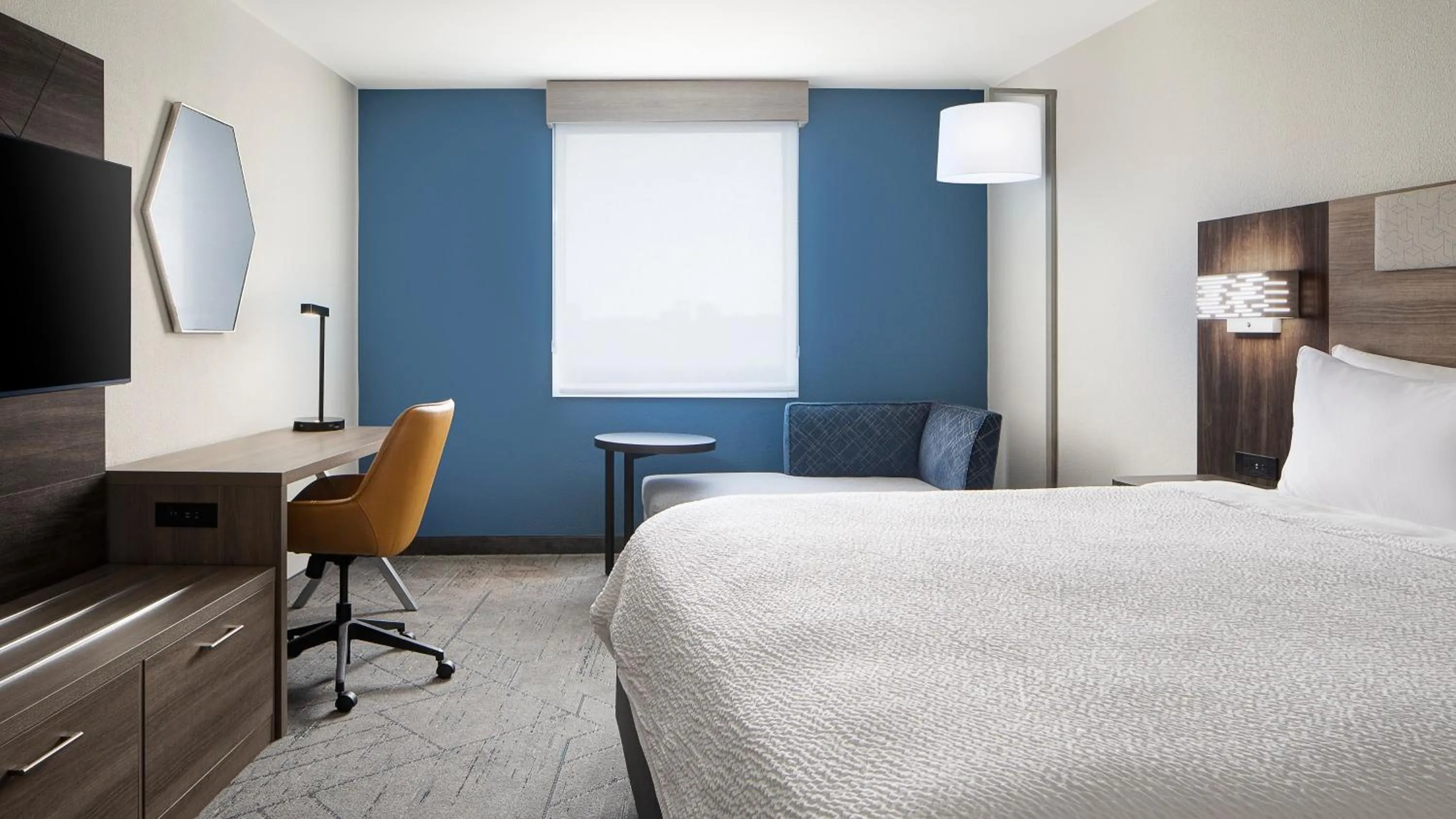 Photo of the whole room, Bed in Holiday Inn Express Dallas Market Center by IHG