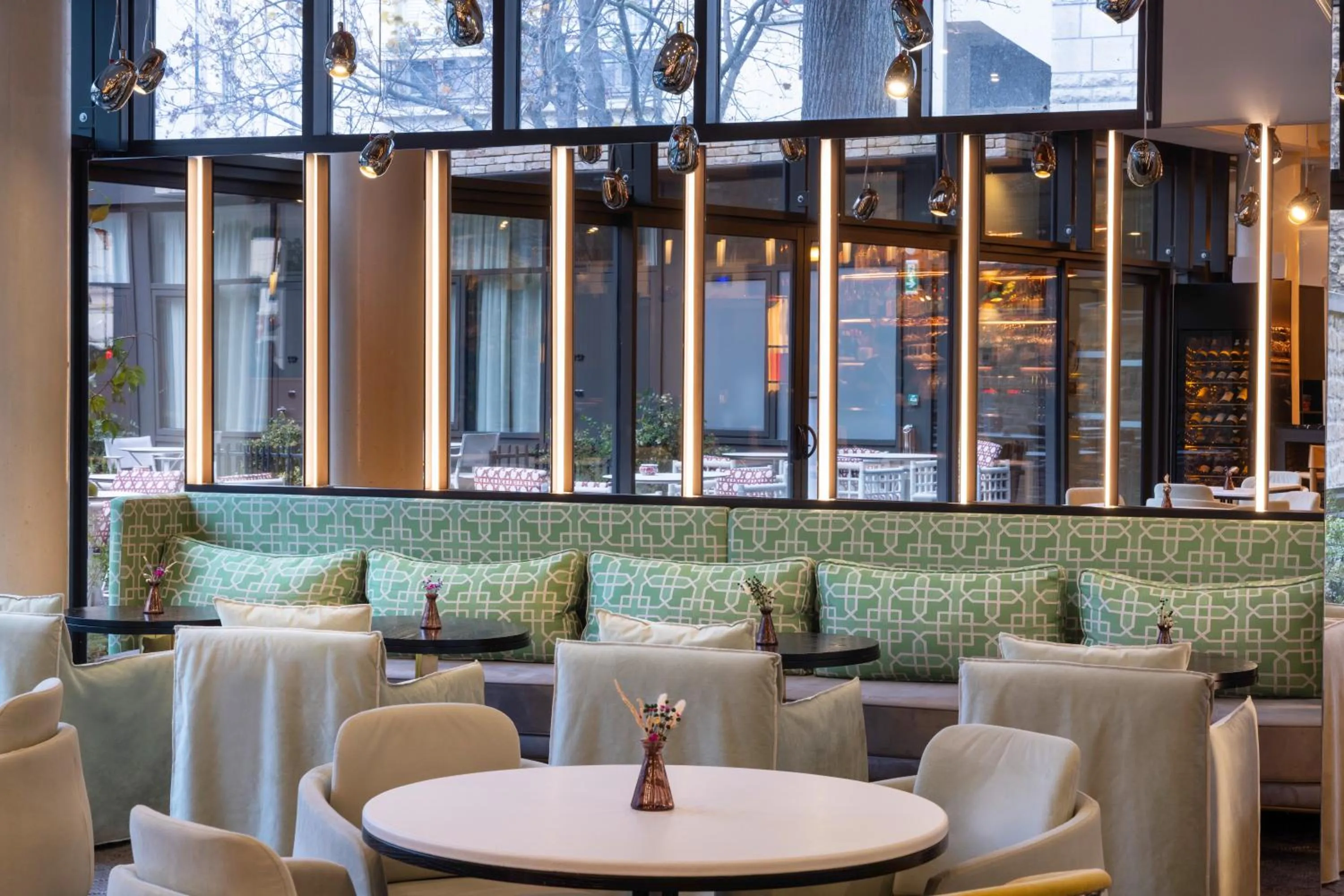 Communal lounge/ TV room in Quinzerie hôtel