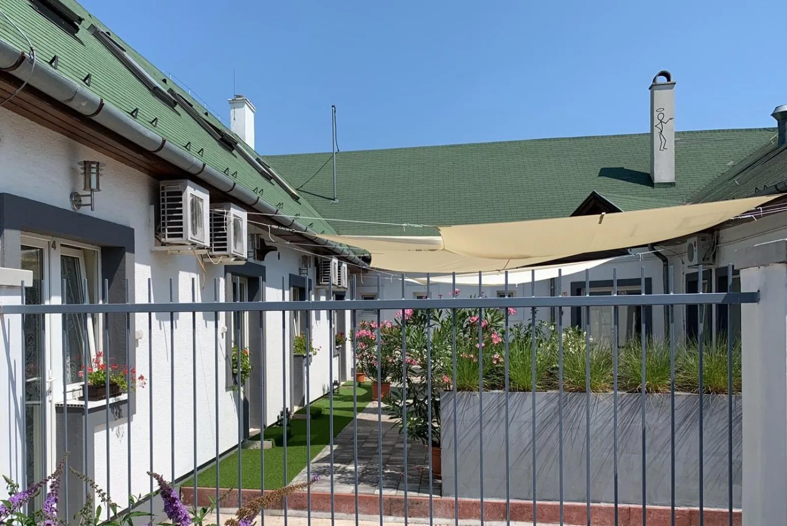Inner courtyard view in MiLLER's Inn Panzió és Étterem
