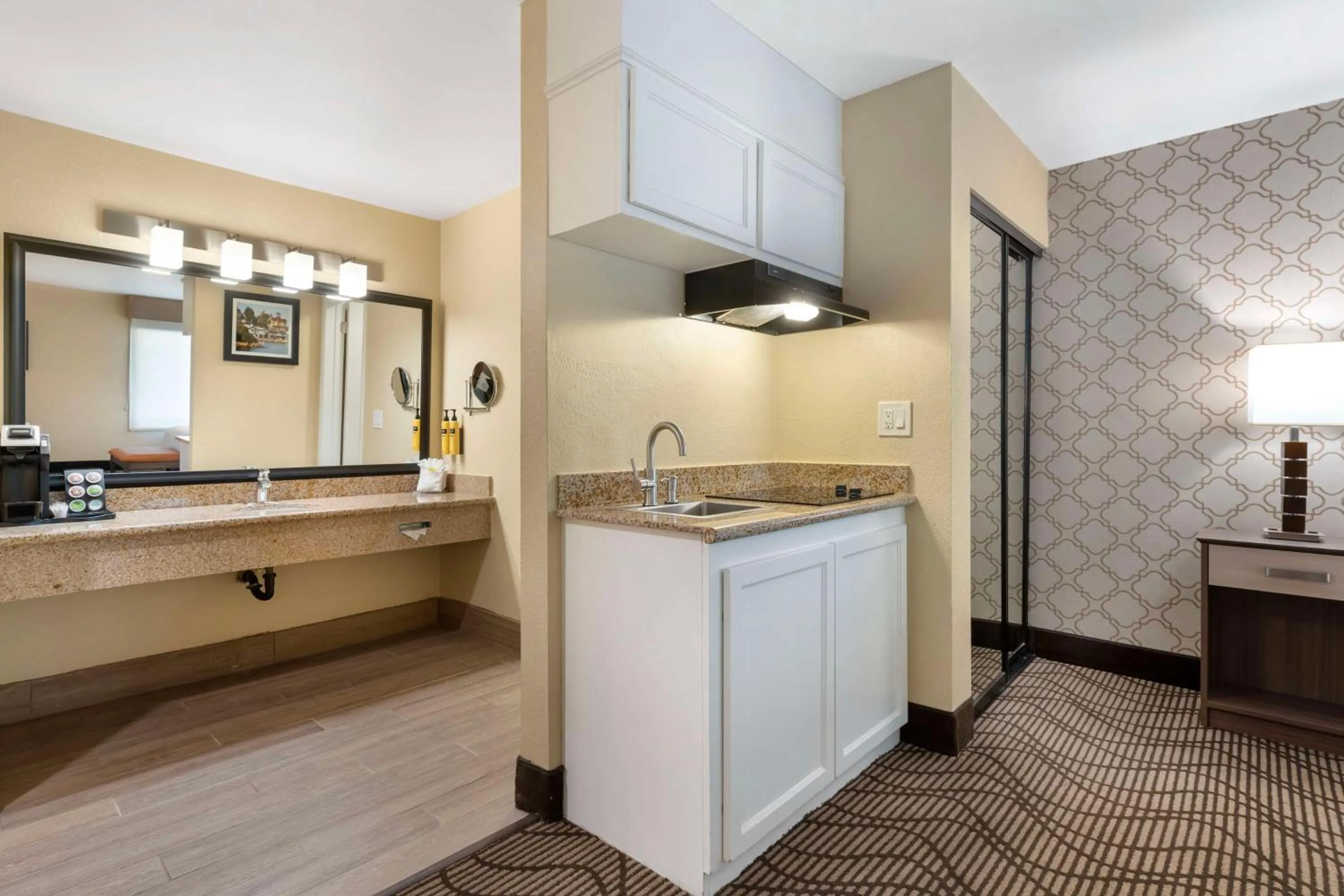 Kitchen or kitchenette in Best Western Plus Heritage Inn