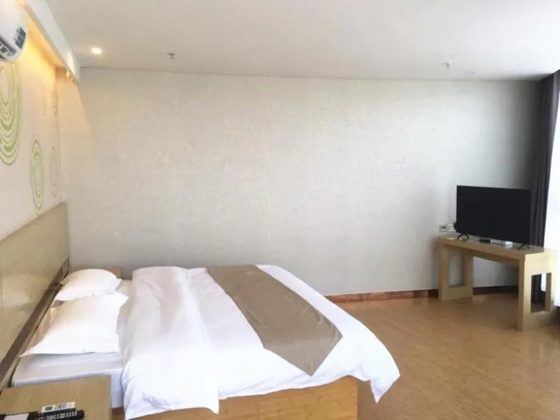 Bed in GreenTree Inn Chengde Development Zone University City Express Hotel