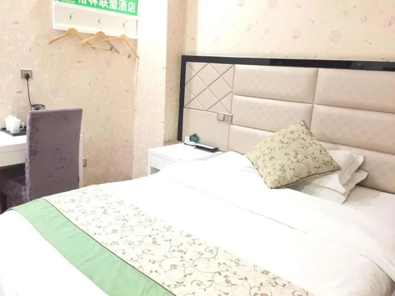 Bed in GreenTree Alliance Bengbu Railway Station Hotel