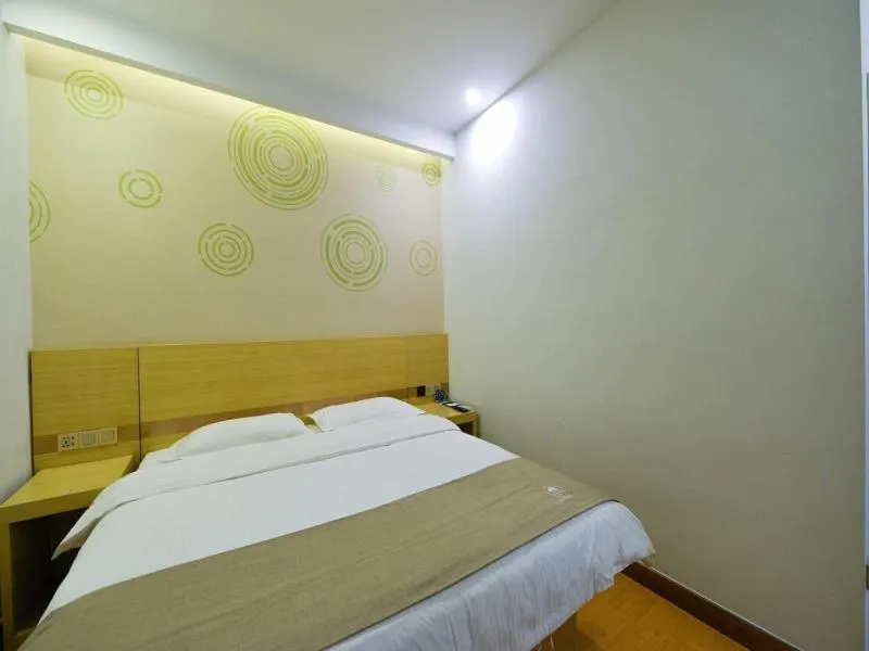 Bed in GreenTree Inn Dalian Dalian North Railway Station Express Hotel