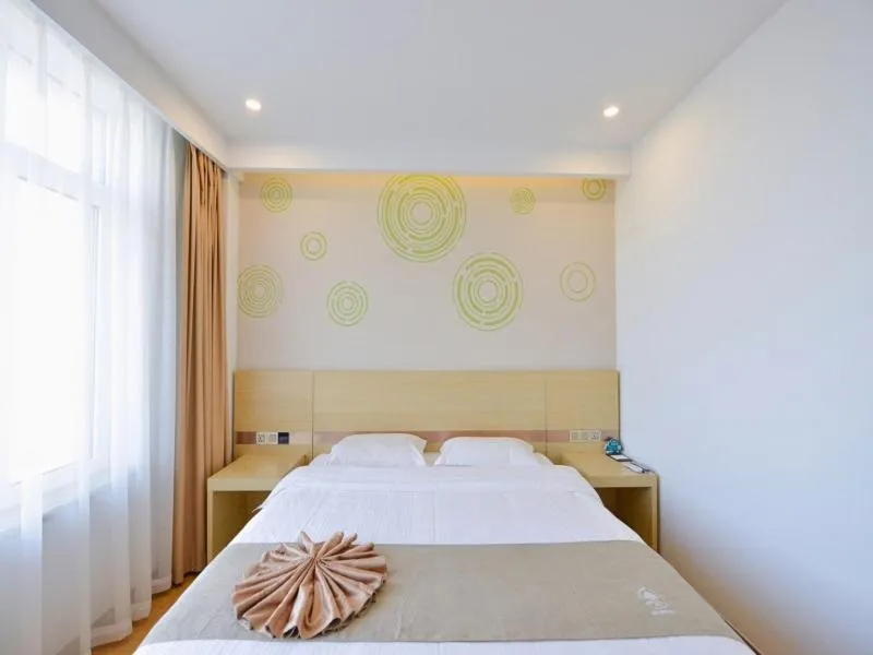 Bed in GreenTree Inn Dalian Dalian North Railway Station Express Hotel