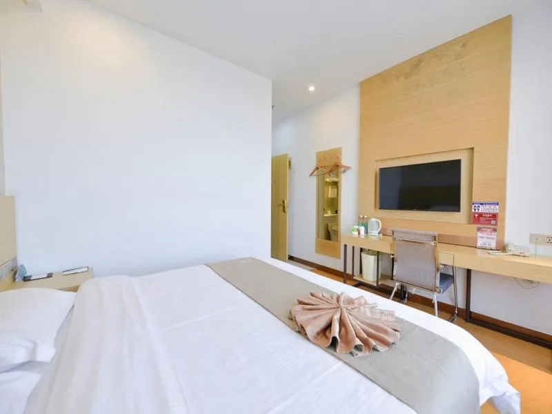 Bed in GreenTree Inn Dalian Dalian North Railway Station Express Hotel