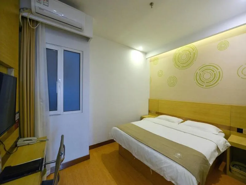 Bed in GreenTree Inn Dalian Dalian North Railway Station Express Hotel