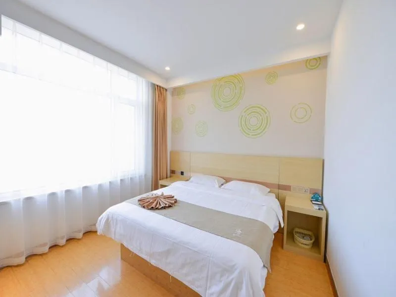Bed in GreenTree Inn Dalian Dalian North Railway Station Express Hotel