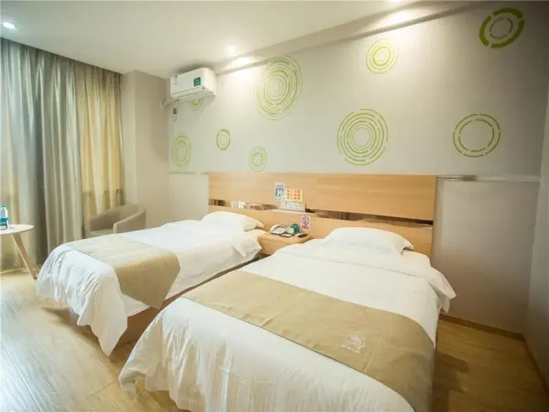 Bed in GreenTree Inn Zhoushan Baiquan Colorful Plaza Express Hotel Bed in GreenTree Inn Zhoushan Baiquan Colorful Plaza Express Hotel