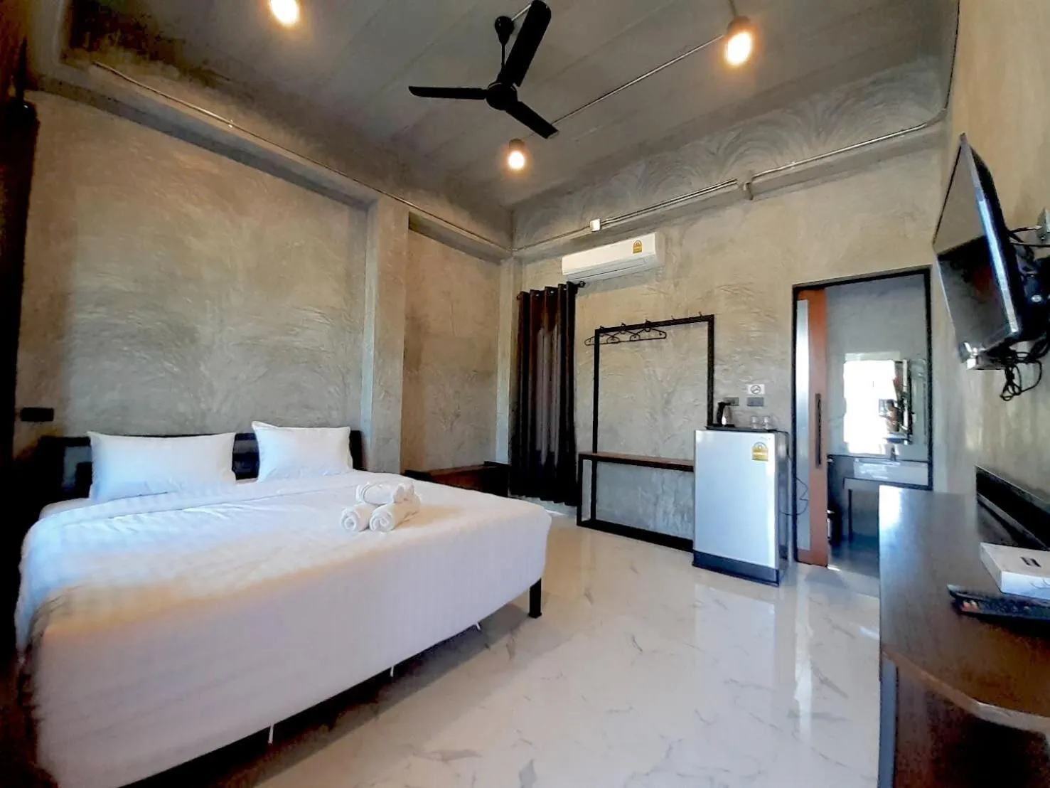 Photo of the whole room, Bed in BaanKampu Resort