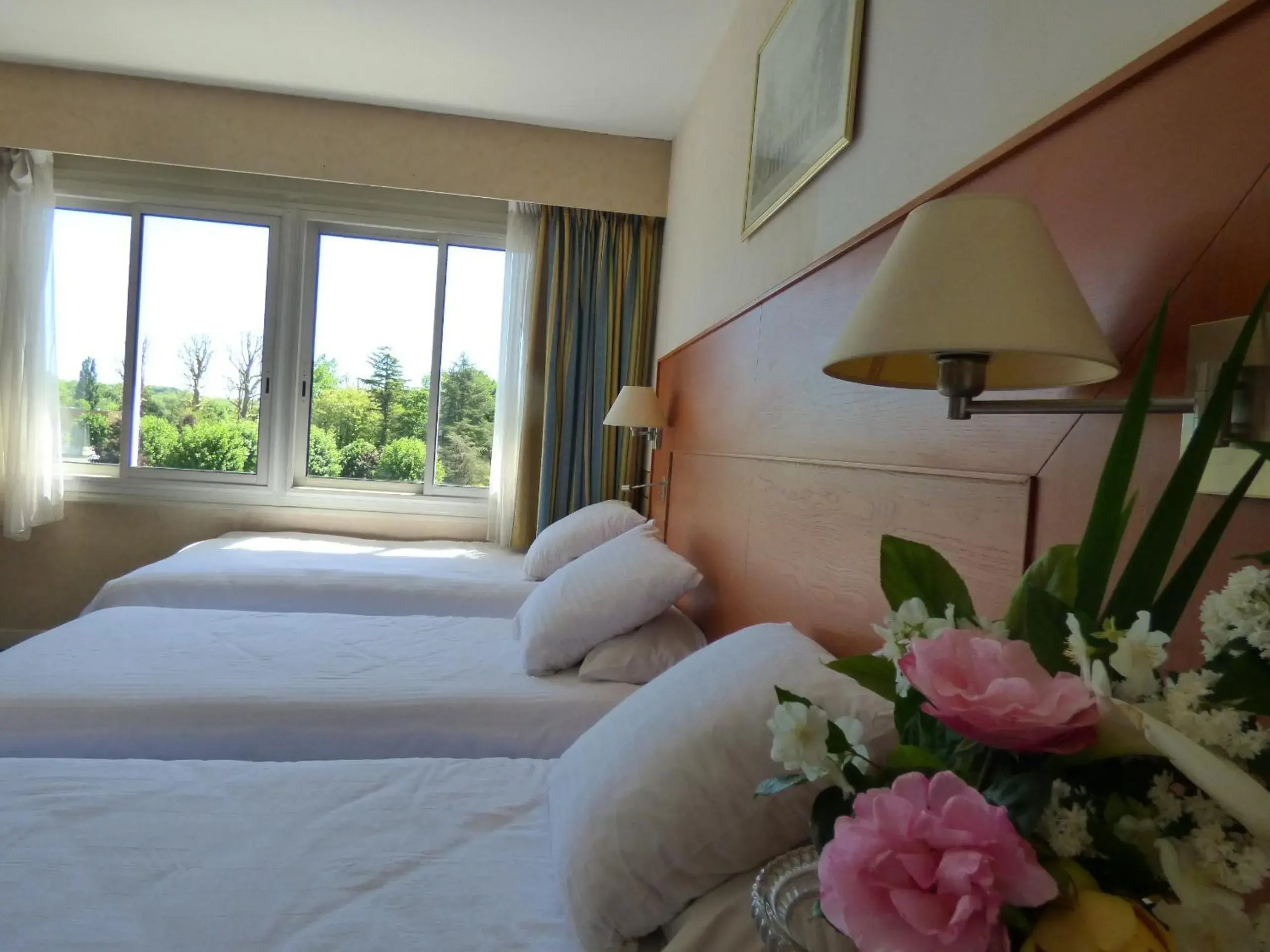 Triple Room with Air-Conditioning and River View in Hôtel Restaurant Le Bellevue Montrichard 3 étoiles Triple Room with Air-Conditioning and River View in Hôtel Restaurant Le Bellevue Montrichard 3 étoiles