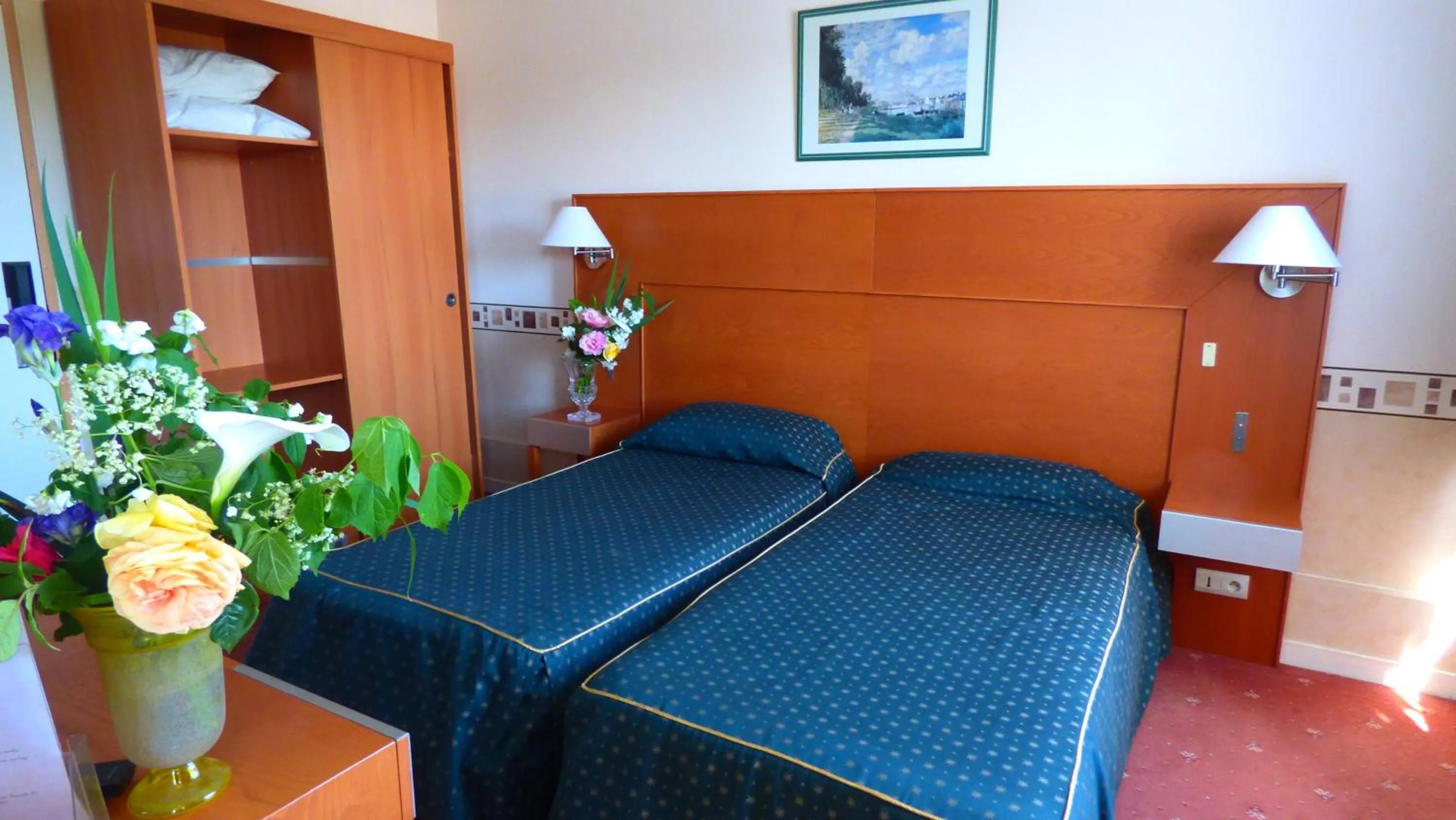 Photo of the whole room, Bed in Hôtel Restaurant Le Bellevue Montrichard 3 étoiles