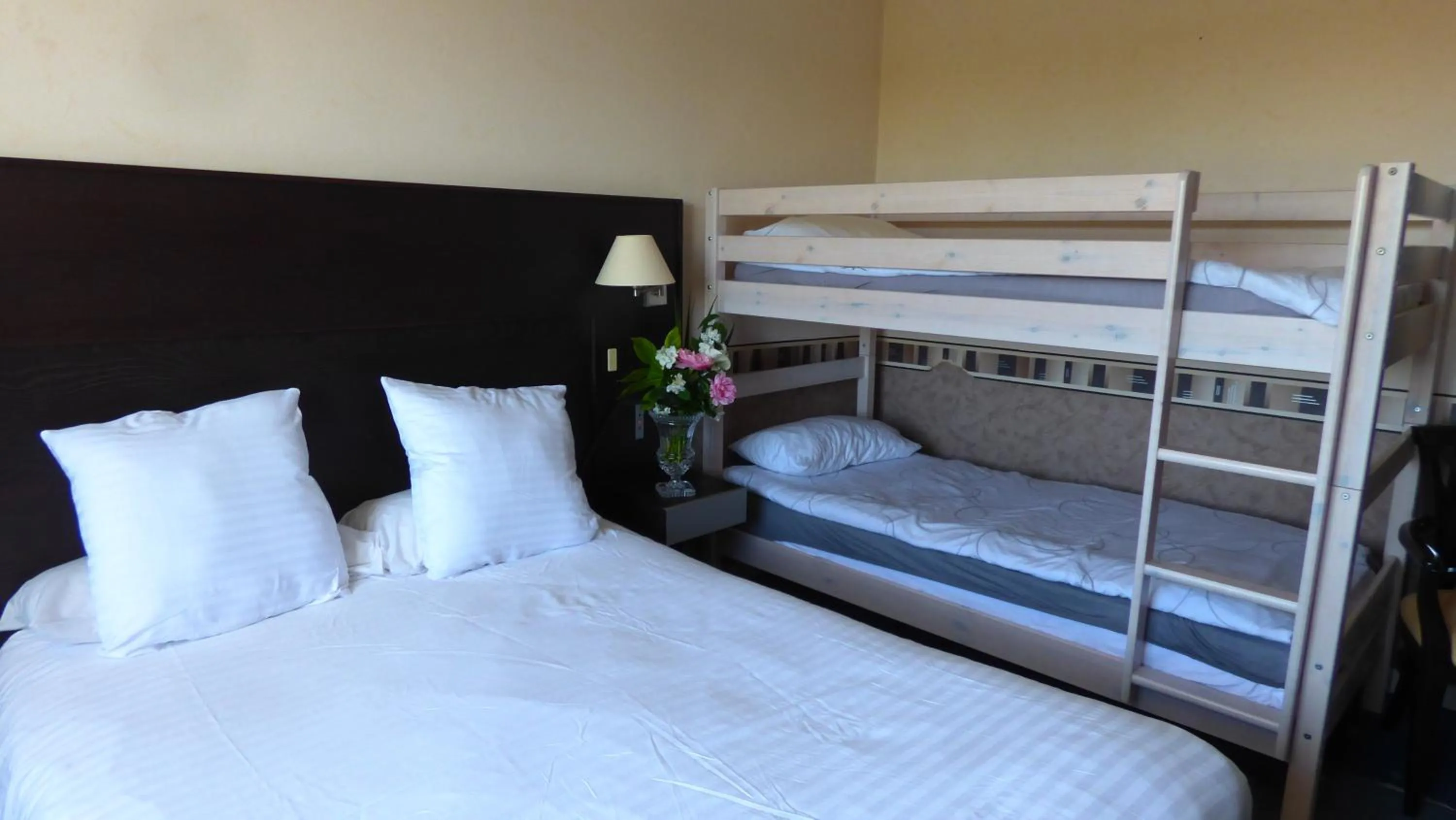 Bed in Hôtel Restaurant Le Bellevue Montrichard 3 étoiles