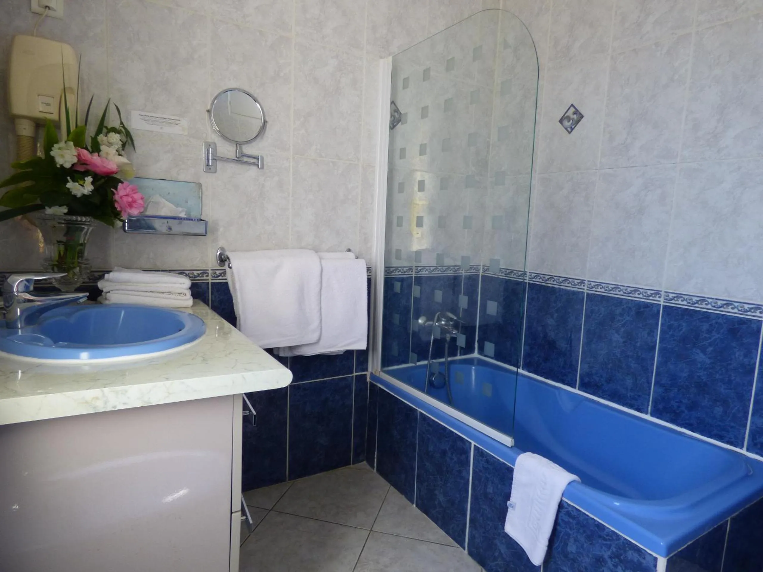 Bathroom in Hôtel Restaurant Le Bellevue Montrichard 3 étoiles