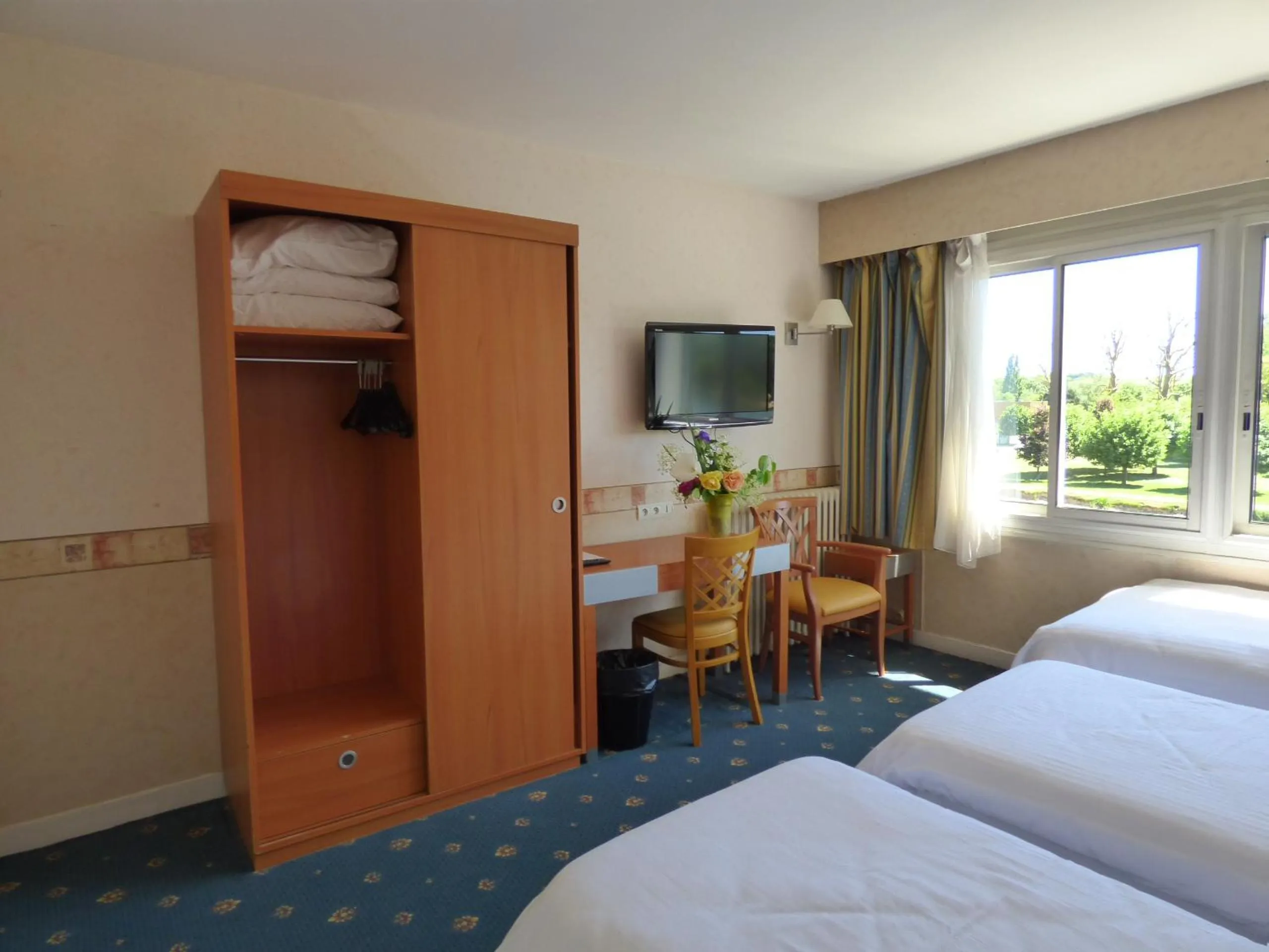 Bedroom, Bed in Hôtel Restaurant Le Bellevue Montrichard 3 étoiles