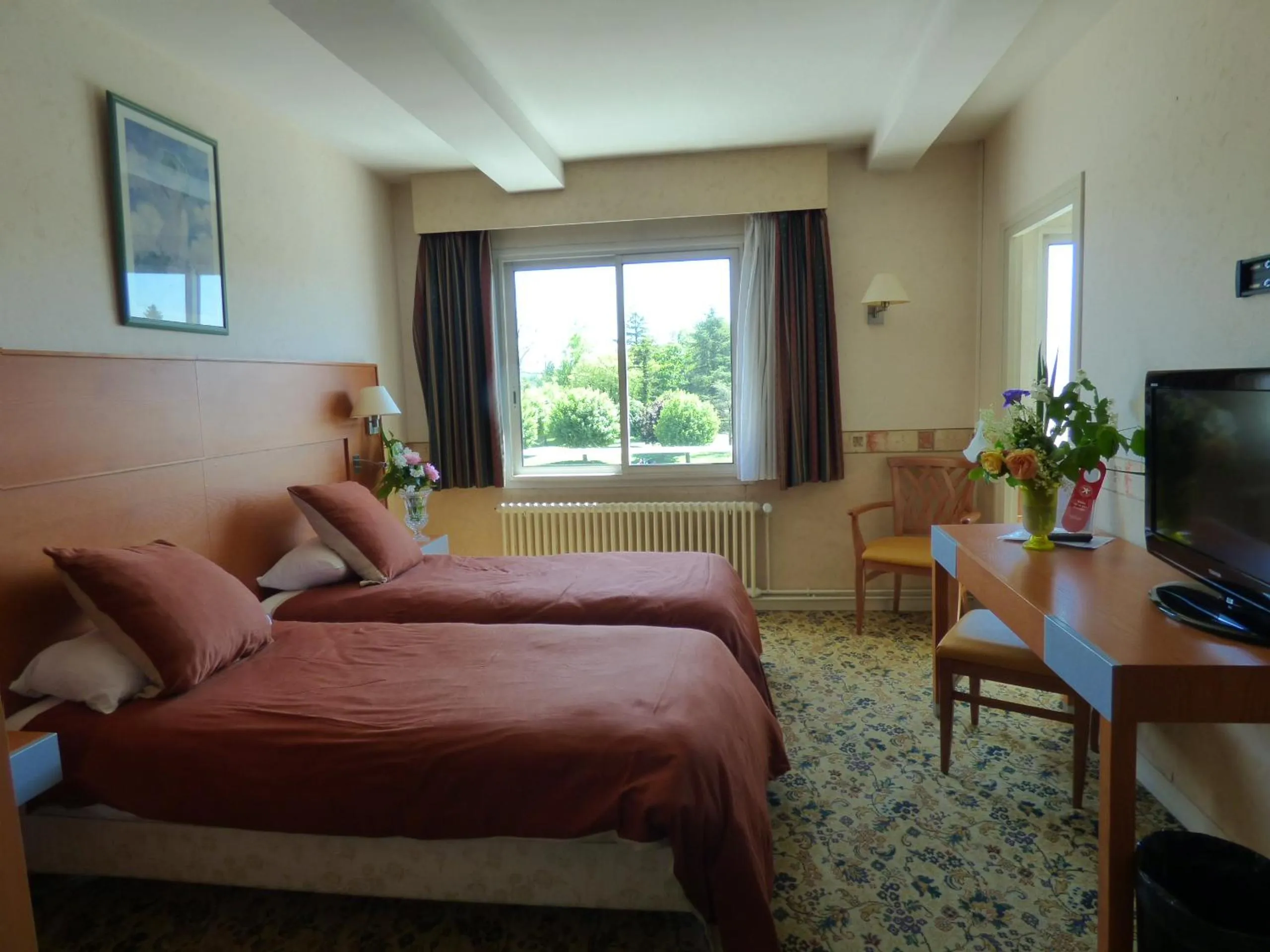 Photo of the whole room, Bed in Hôtel Restaurant Le Bellevue Montrichard 3 étoiles