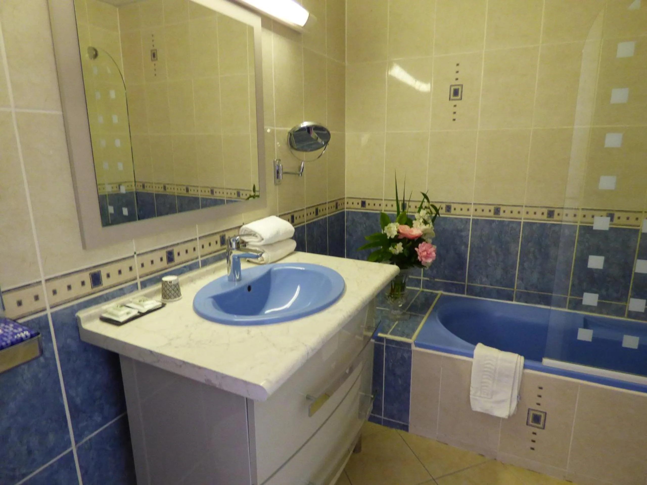 Bathroom in Hôtel Restaurant Le Bellevue Montrichard 3 étoiles