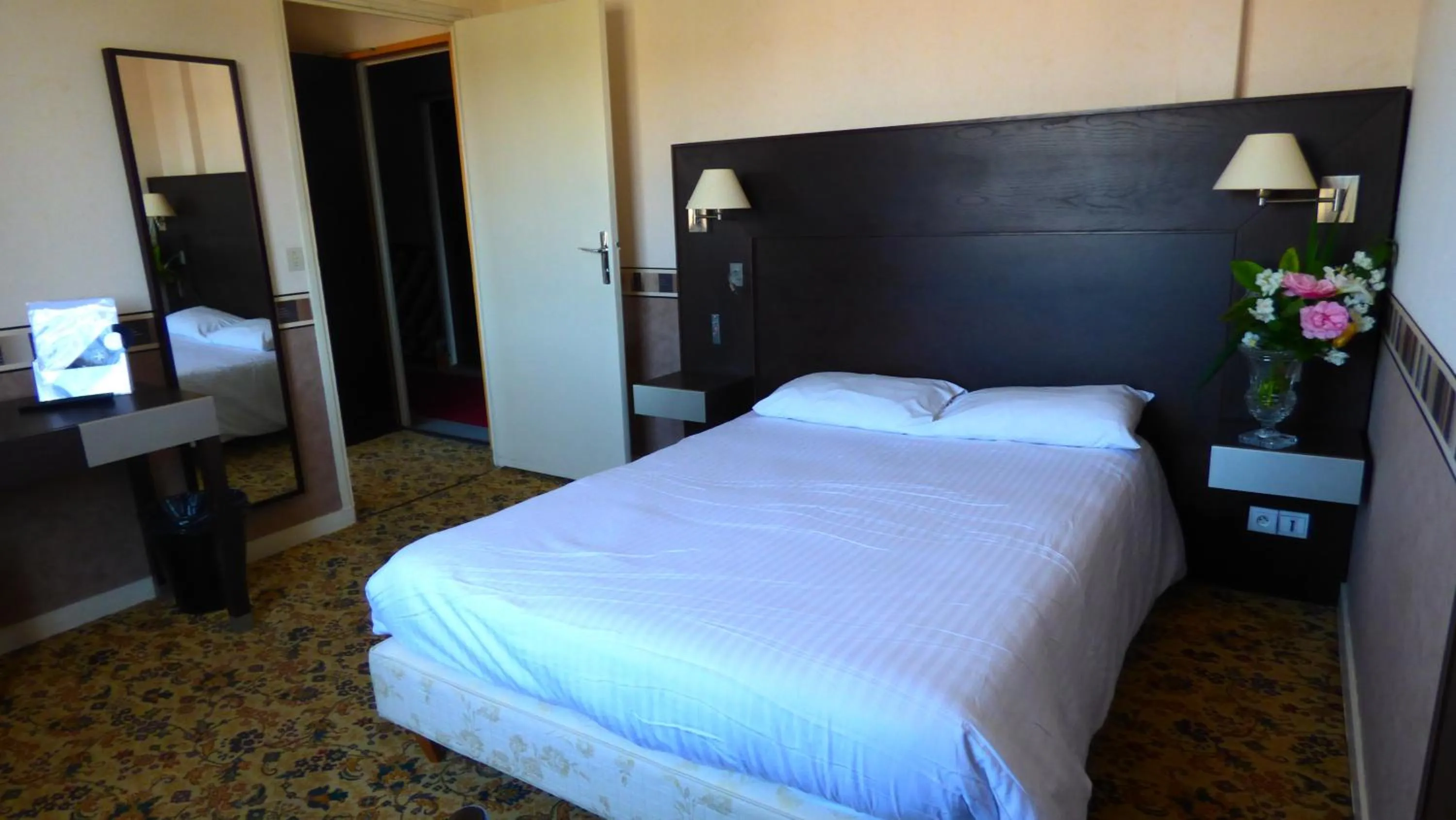 Photo of the whole room, Bed in Hôtel Restaurant Le Bellevue Montrichard 3 étoiles