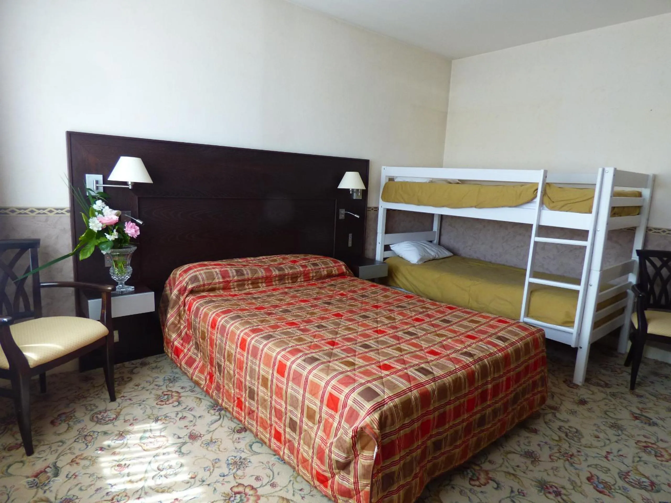 Photo of the whole room, Bed in Hôtel Restaurant Le Bellevue Montrichard 3 étoiles